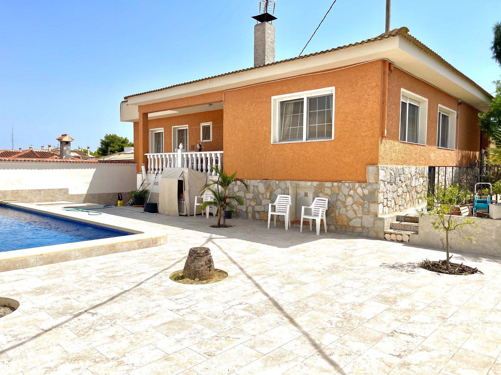 Tu Oasis Privado en Benijófar: Villa con Piscina, Oasis privado en Benijófar, Costa Blanca. Villa independiente con 4+ hab, piscina privada y sótano versátil. ¡Lista para vivir! Inversión única por 416.000€.