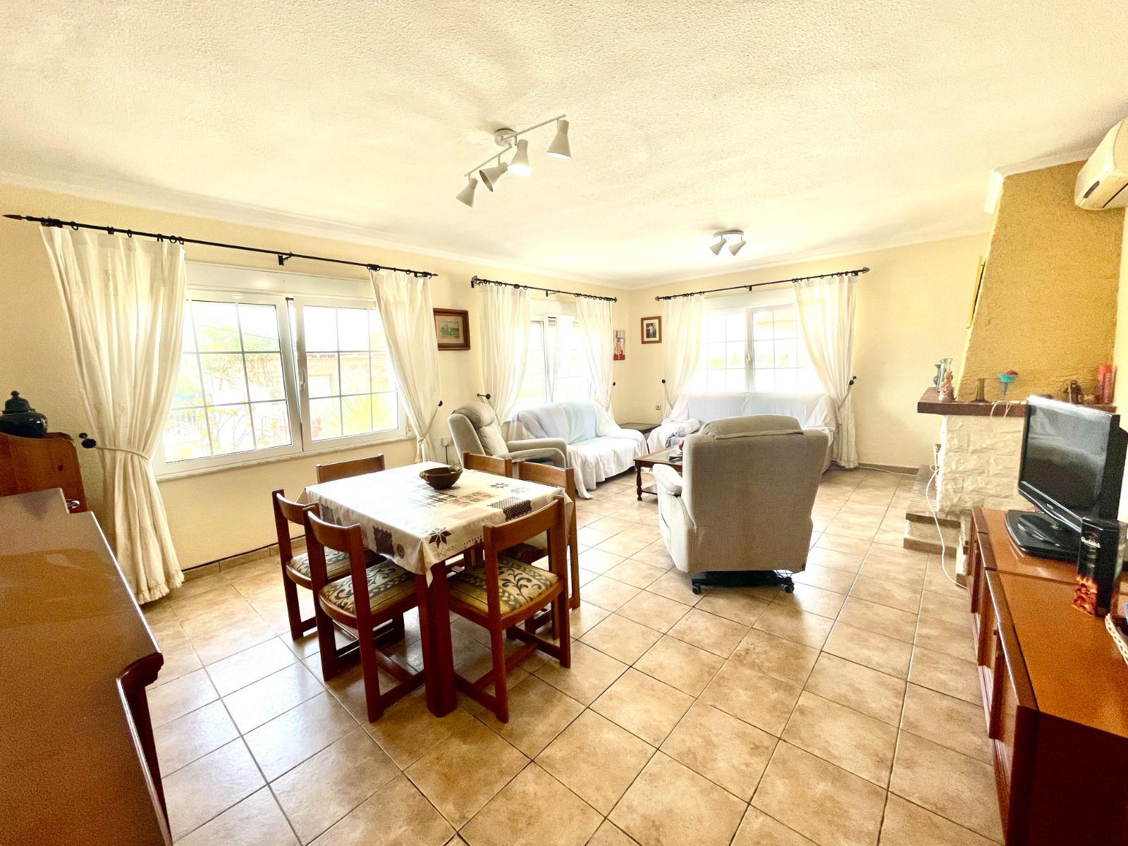 Tu Oasis Privado en Benijófar: Villa con Piscina, Oasis privado en Benijófar, Costa Blanca. Villa independiente con 4+ hab, piscina privada y sótano versátil. ¡Lista para vivir! Inversión única por 416.000€.
