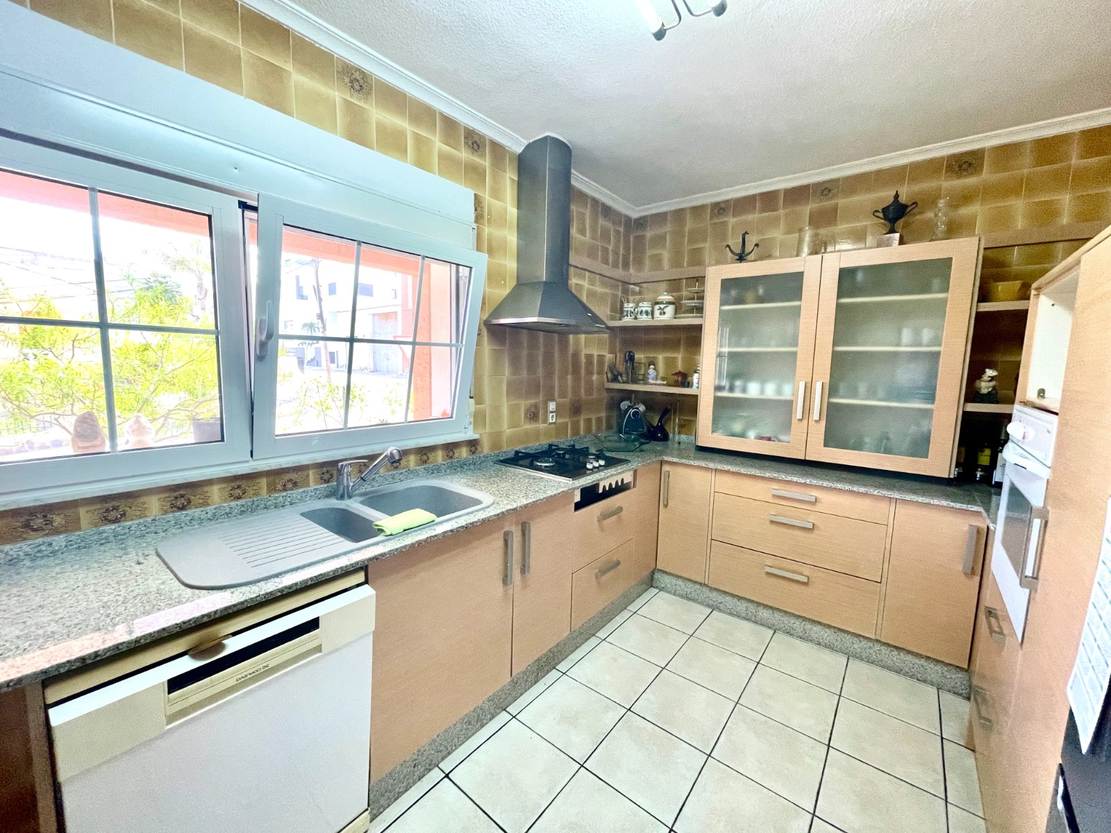 Tu Oasis Privado en Benijófar: Villa con Piscina, Oasis privado en Benijófar, Costa Blanca. Villa independiente con 4+ hab, piscina privada y sótano versátil. ¡Lista para vivir! Inversión única por 416.000€.