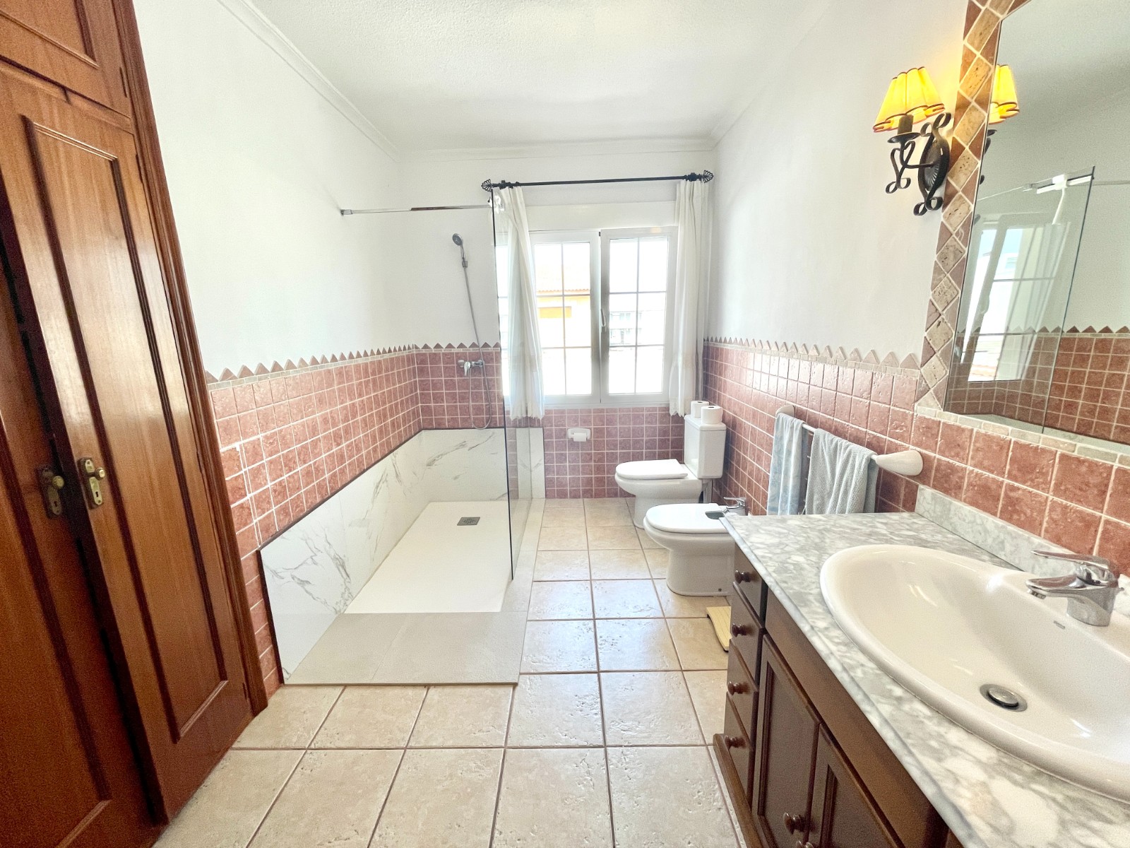 Tu Oasis Privado en Benijófar: Villa con Piscina, Oasis privado en Benijófar, Costa Blanca. Villa independiente con 4+ hab, piscina privada y sótano versátil. ¡Lista para vivir! Inversión única por 416.000€.