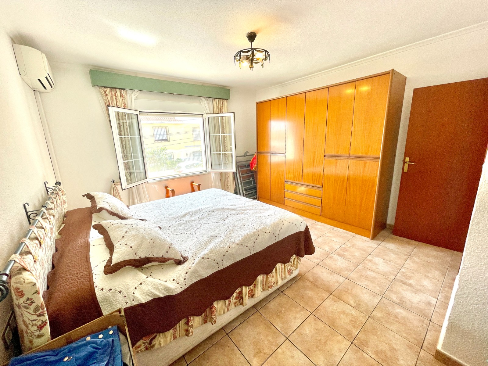 Tu Oasis Privado en Benijófar: Villa con Piscina, Oasis privado en Benijófar, Costa Blanca. Villa independiente con 4+ hab, piscina privada y sótano versátil. ¡Lista para vivir! Inversión única por 416.000€.