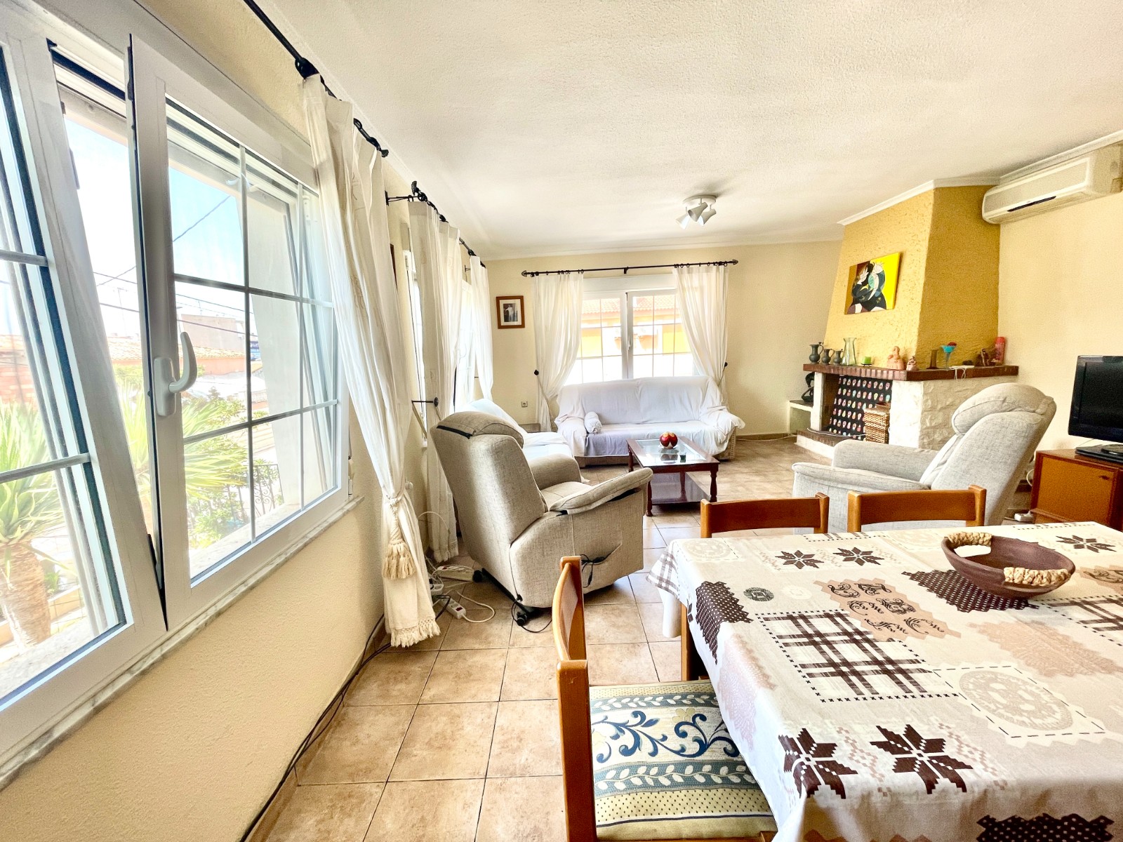 Tu Oasis Privado en Benijófar: Villa con Piscina, Oasis privado en Benijófar, Costa Blanca. Villa independiente con 4+ hab, piscina privada y sótano versátil. ¡Lista para vivir! Inversión única por 416.000€.