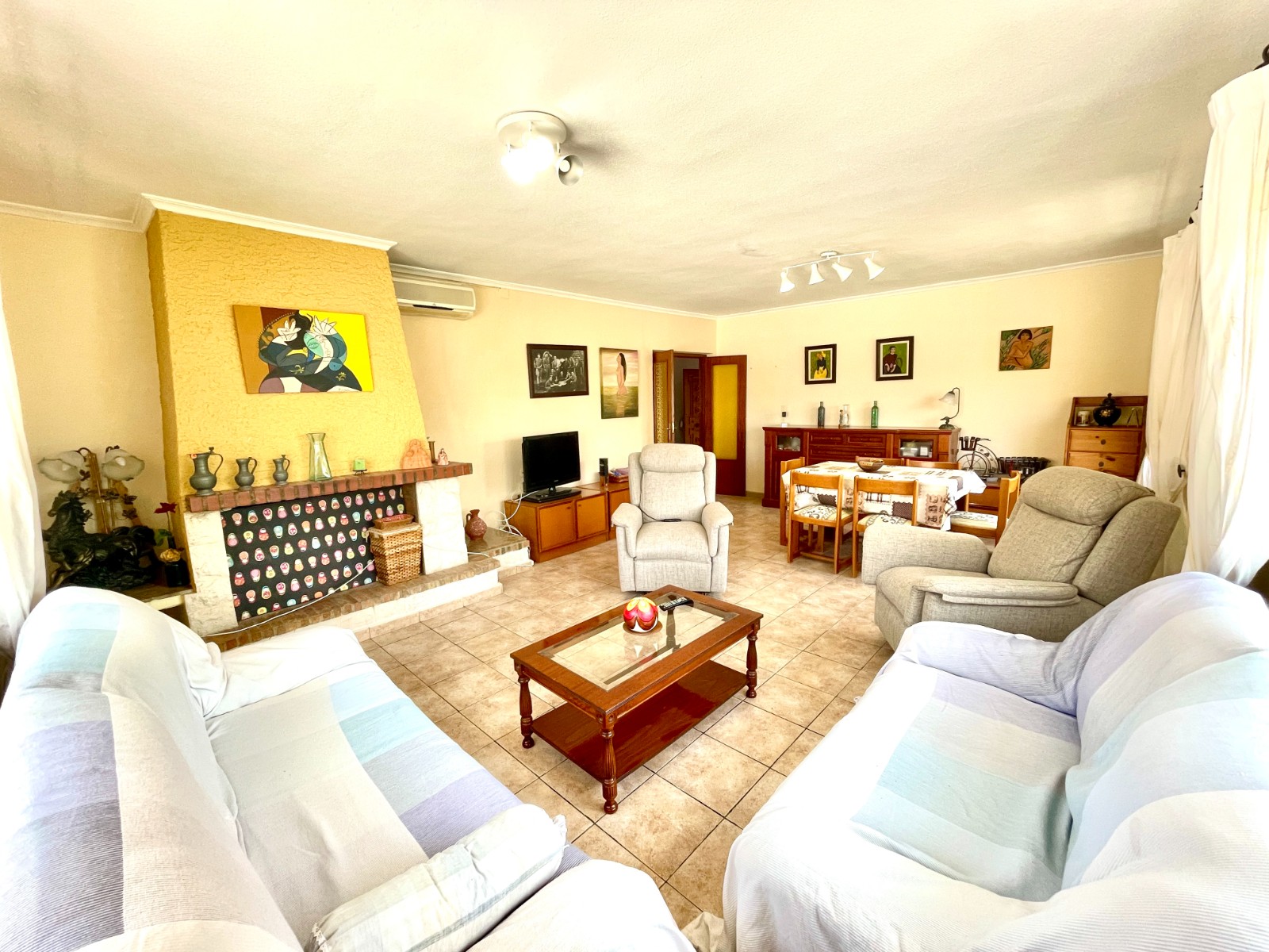 Tu Oasis Privado en Benijófar: Villa con Piscina, Oasis privado en Benijófar, Costa Blanca. Villa independiente con 4+ hab, piscina privada y sótano versátil. ¡Lista para vivir! Inversión única por 416.000€.