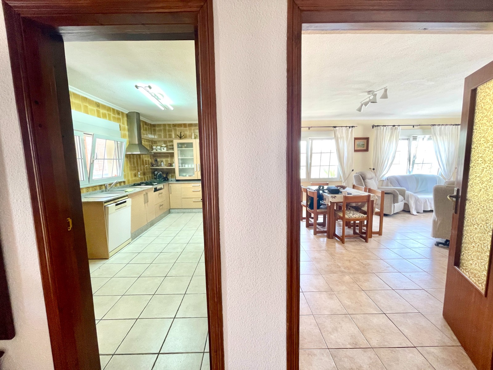 Tu Oasis Privado en Benijófar: Villa con Piscina, Oasis privado en Benijófar, Costa Blanca. Villa independiente con 4+ hab, piscina privada y sótano versátil. ¡Lista para vivir! Inversión única por 416.000€.