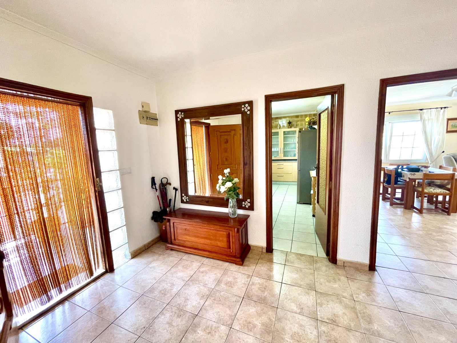 Tu Oasis Privado en Benijófar: Villa con Piscina, Oasis privado en Benijófar, Costa Blanca. Villa independiente con 4+ hab, piscina privada y sótano versátil. ¡Lista para vivir! Inversión única por 416.000€.
