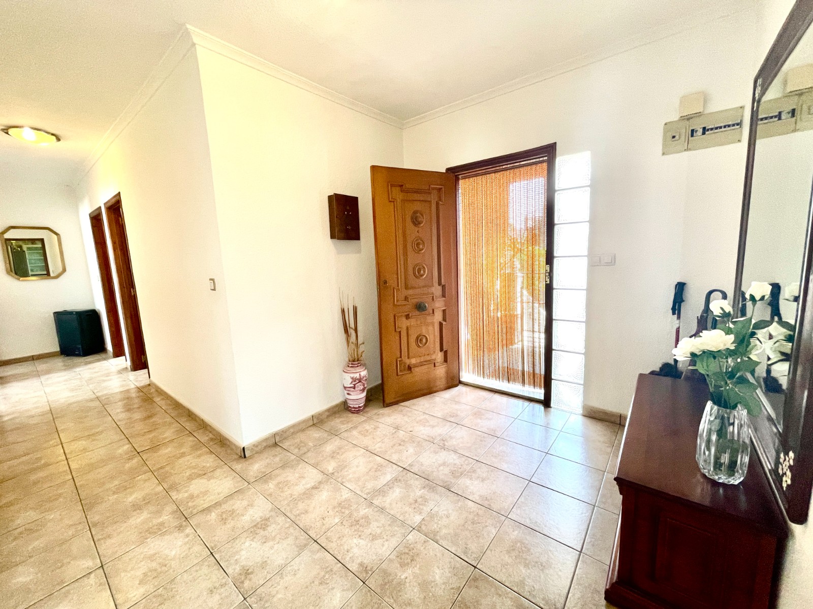 Tu Oasis Privado en Benijófar: Villa con Piscina, Oasis privado en Benijófar, Costa Blanca. Villa independiente con 4+ hab, piscina privada y sótano versátil. ¡Lista para vivir! Inversión única por 416.000€.