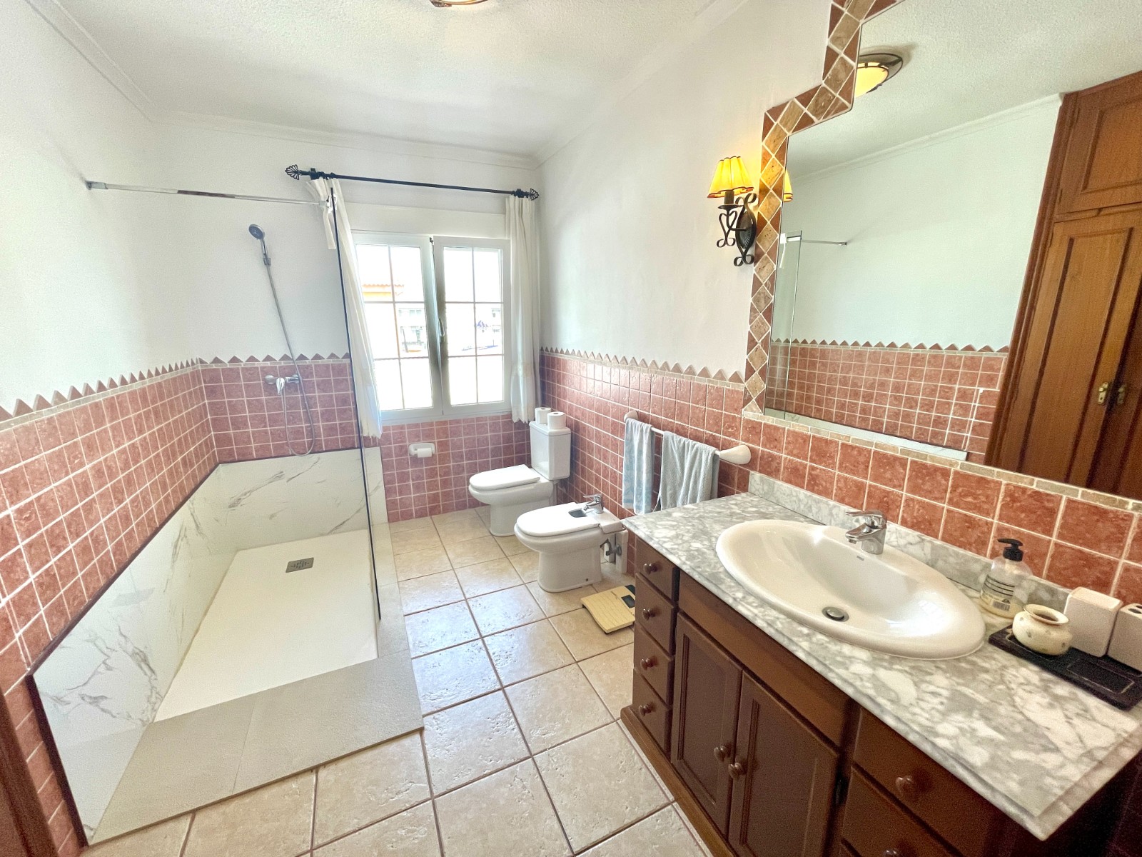 Tu Oasis Privado en Benijófar: Villa con Piscina, Oasis privado en Benijófar, Costa Blanca. Villa independiente con 4+ hab, piscina privada y sótano versátil. ¡Lista para vivir! Inversión única por 416.000€.