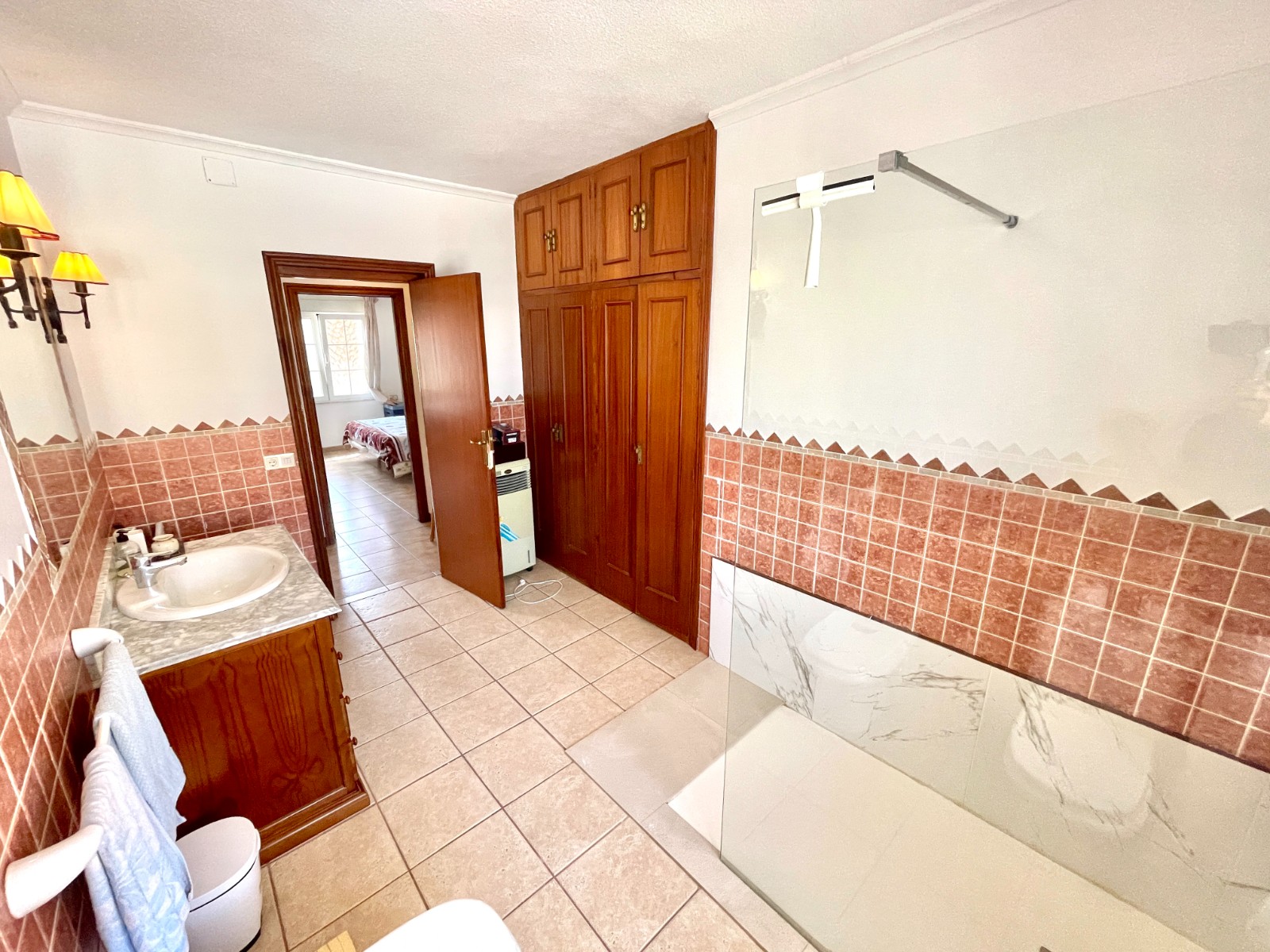 Tu Oasis Privado en Benijófar: Villa con Piscina, Oasis privado en Benijófar, Costa Blanca. Villa independiente con 4+ hab, piscina privada y sótano versátil. ¡Lista para vivir! Inversión única por 416.000€.