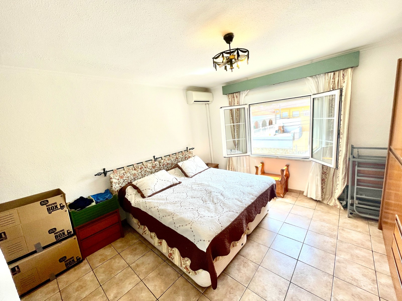 Tu Oasis Privado en Benijófar: Villa con Piscina, Oasis privado en Benijófar, Costa Blanca. Villa independiente con 4+ hab, piscina privada y sótano versátil. ¡Lista para vivir! Inversión única por 416.000€.
