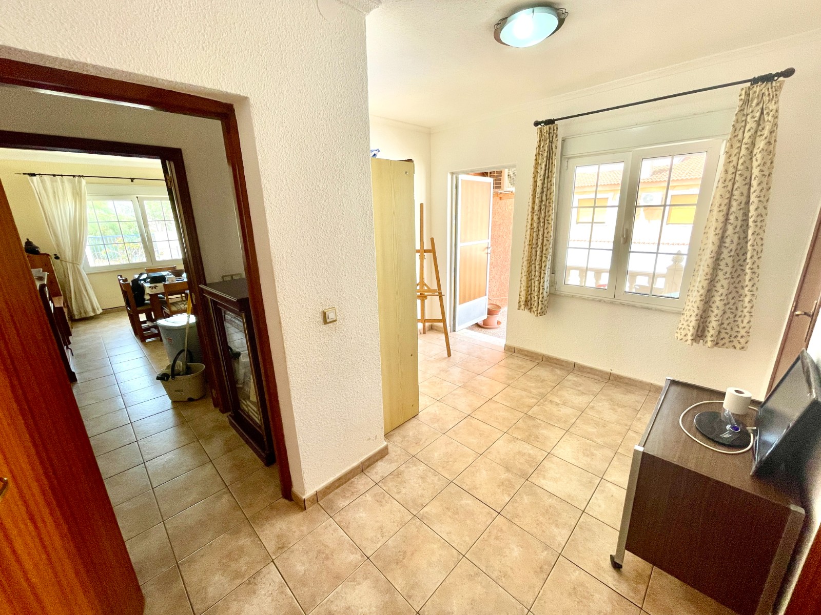 Tu Oasis Privado en Benijófar: Villa con Piscina, Oasis privado en Benijófar, Costa Blanca. Villa independiente con 4+ hab, piscina privada y sótano versátil. ¡Lista para vivir! Inversión única por 416.000€.