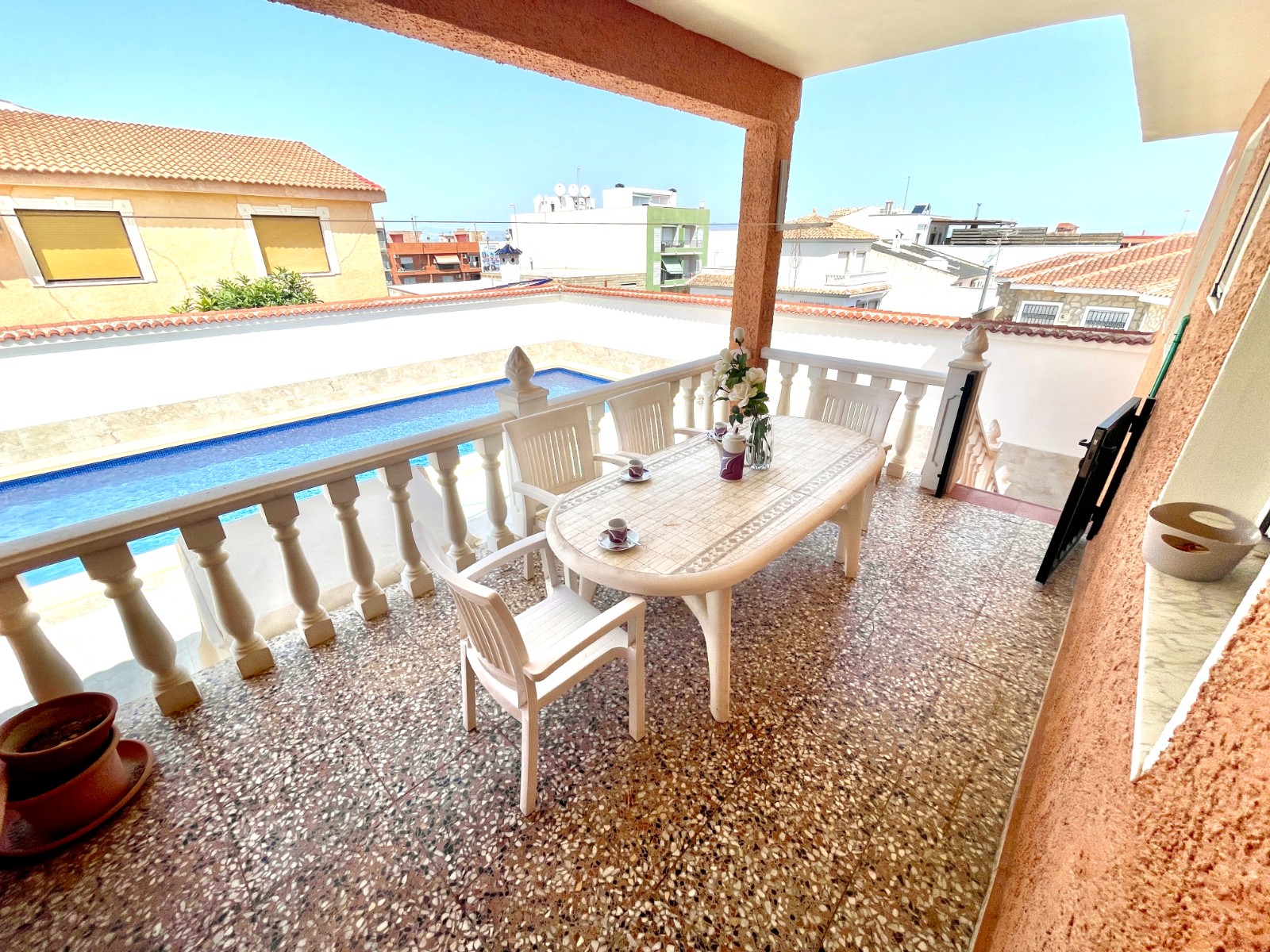 Tu Oasis Privado en Benijófar: Villa con Piscina, Oasis privado en Benijófar, Costa Blanca. Villa independiente con 4+ hab, piscina privada y sótano versátil. ¡Lista para vivir! Inversión única por 416.000€.