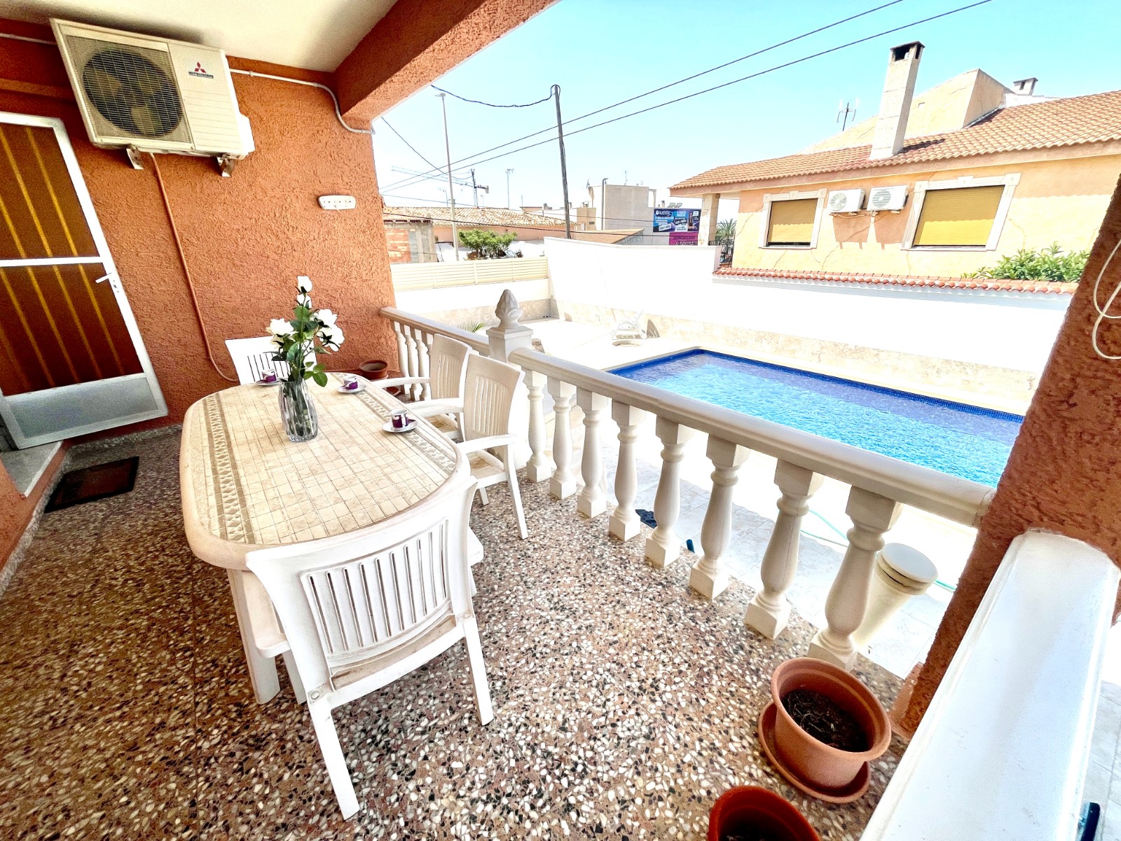 Tu Oasis Privado en Benijófar: Villa con Piscina, Oasis privado en Benijófar, Costa Blanca. Villa independiente con 4+ hab, piscina privada y sótano versátil. ¡Lista para vivir! Inversión única por 416.000€.
