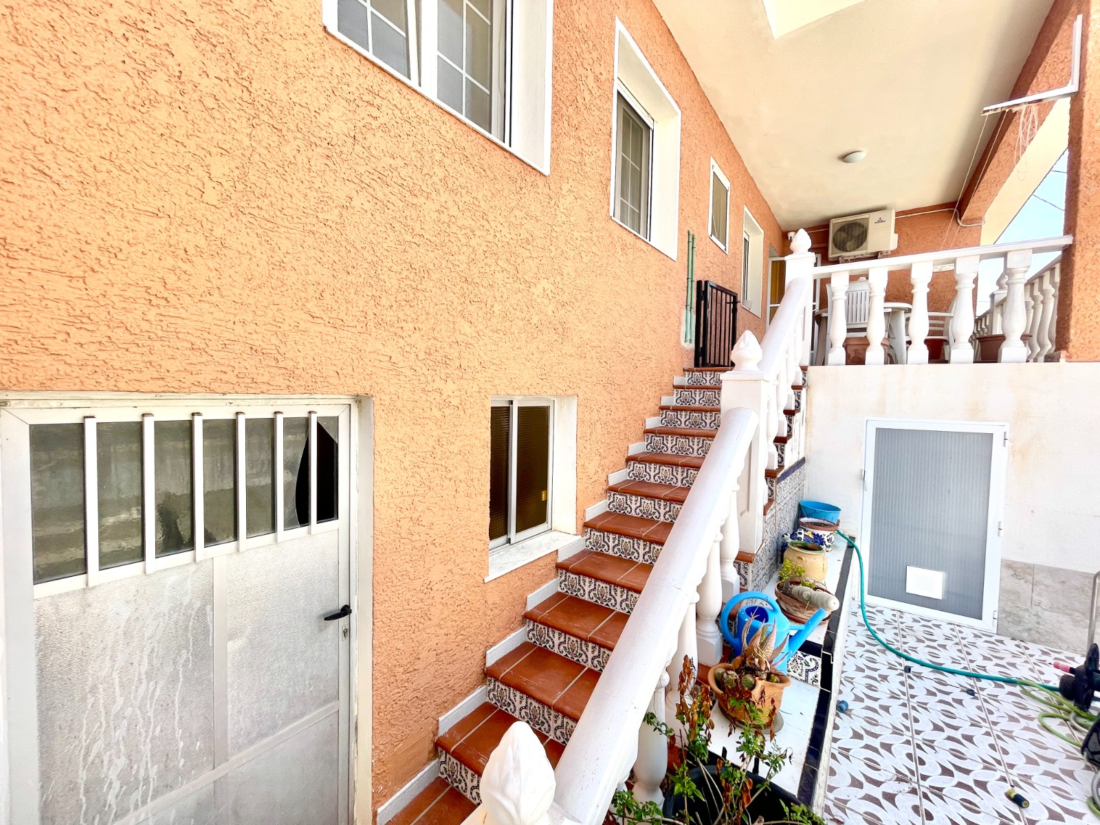 Tu Oasis Privado en Benijófar: Villa con Piscina, Oasis privado en Benijófar, Costa Blanca. Villa independiente con 4+ hab, piscina privada y sótano versátil. ¡Lista para vivir! Inversión única por 416.000€.
