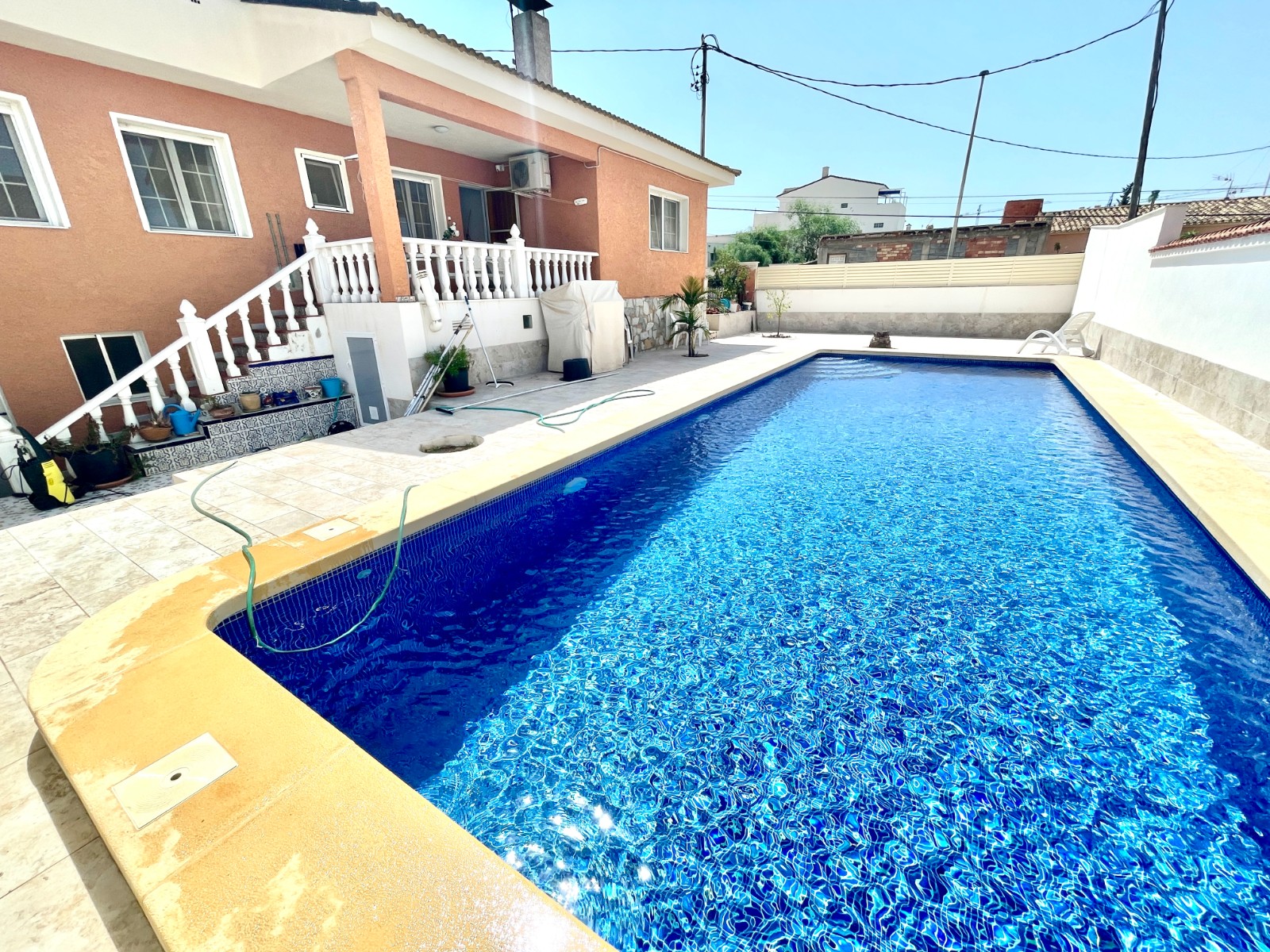 Tu Oasis Privado en Benijófar: Villa con Piscina, Oasis privado en Benijófar, Costa Blanca. Villa independiente con 4+ hab, piscina privada y sótano versátil. ¡Lista para vivir! Inversión única por 416.000€.