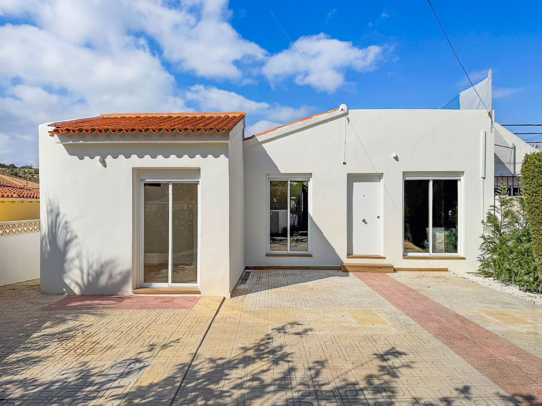Moderno Adosado en La Nucia: Piscina, Vistas y Confort, Adosado reformado en La Nucia Park, Alicante. 4 dorm, 3 baños, jardín, solárium con vistas. Cerca de playas Albir/Benidorm. Piscina y tenis. Ideal como hogar o