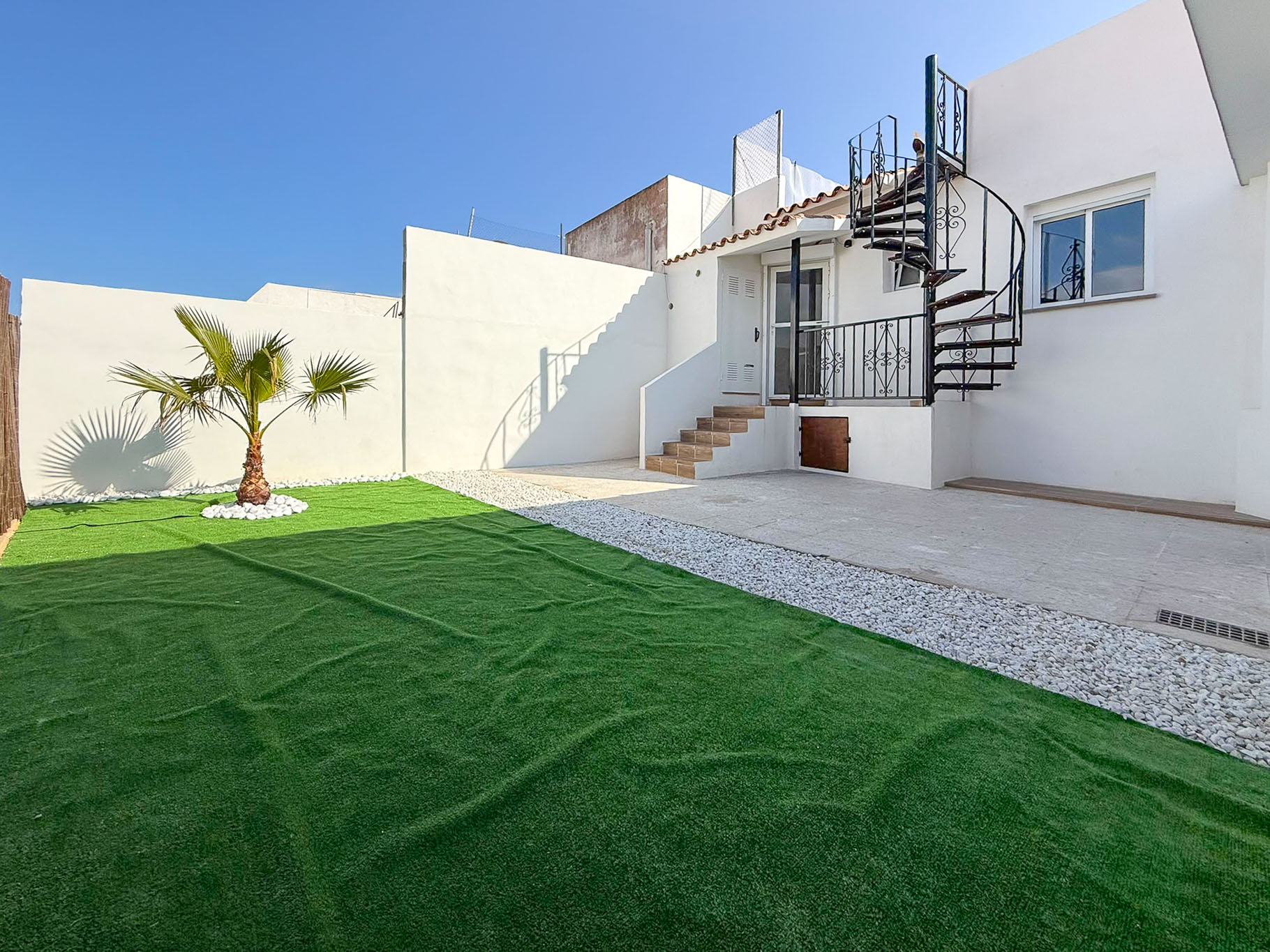 Moderno Adosado en La Nucia: Piscina, Vistas y Confort, Adosado reformado en La Nucia Park, Alicante. 4 dorm, 3 baños, jardín, solárium con vistas. Cerca de playas Albir/Benidorm. Piscina y tenis. Ideal como hogar o