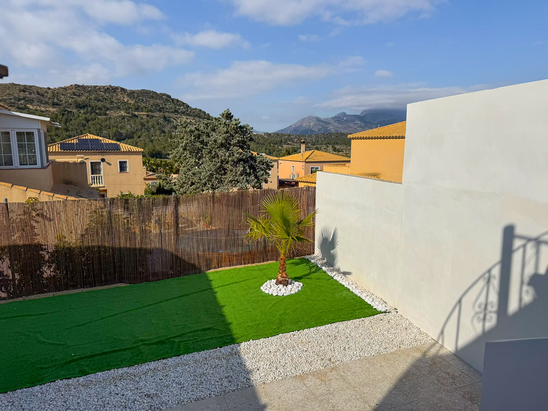Moderno Adosado en La Nucia: Piscina, Vistas y Confort, Adosado reformado en La Nucia Park, Alicante. 4 dorm, 3 baños, jardín, solárium con vistas. Cerca de playas Albir/Benidorm. Piscina y tenis. Ideal como hogar o