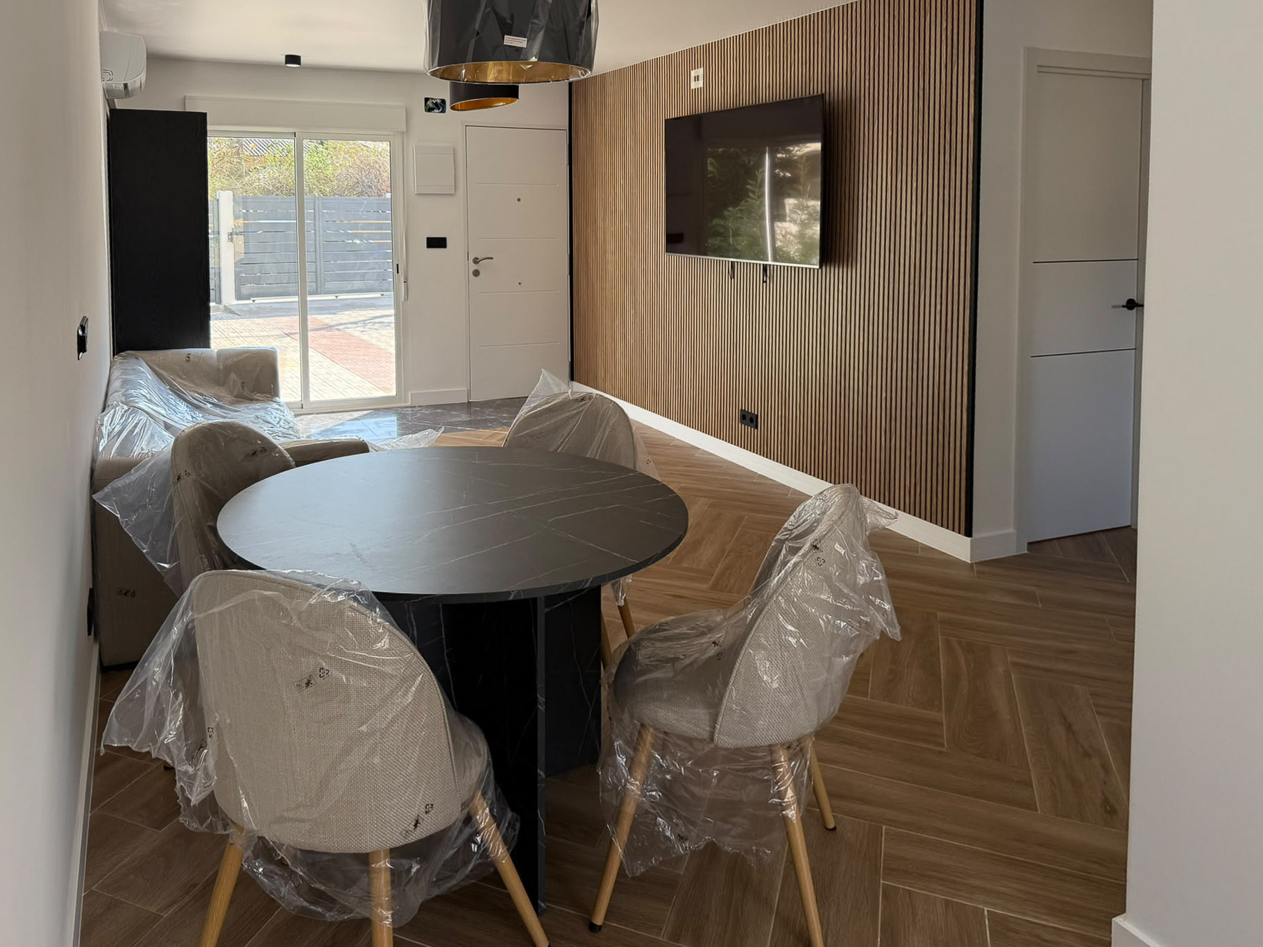 Moderno Adosado en La Nucia: Piscina, Vistas y Confort, Adosado reformado en La Nucia Park, Alicante. 4 dorm, 3 baños, jardín, solárium con vistas. Cerca de playas Albir/Benidorm. Piscina y tenis. Ideal como hogar o