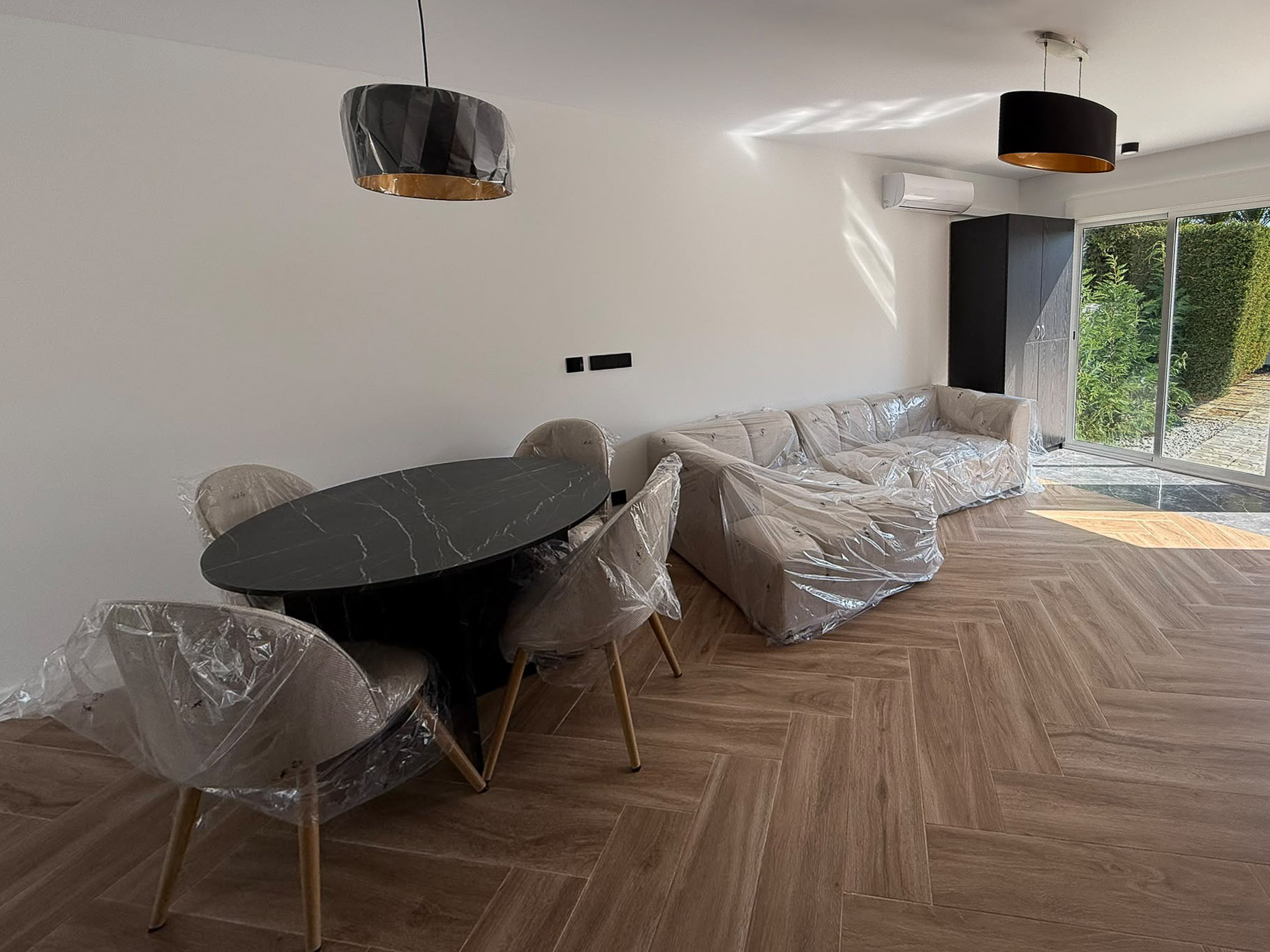 Moderno Adosado en La Nucia: Piscina, Vistas y Confort, Adosado reformado en La Nucia Park, Alicante. 4 dorm, 3 baños, jardín, solárium con vistas. Cerca de playas Albir/Benidorm. Piscina y tenis. Ideal como hogar o