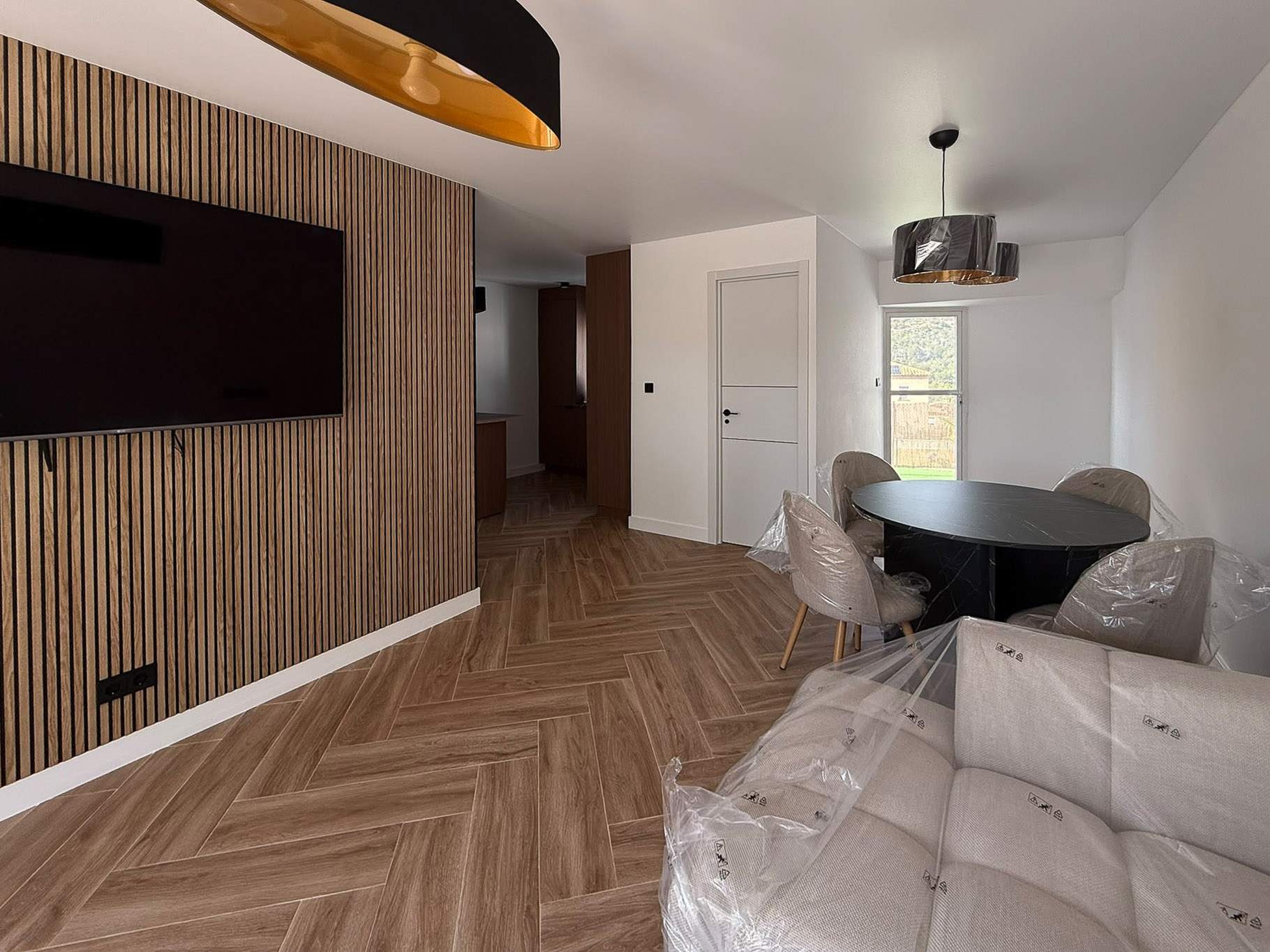 Moderno Adosado en La Nucia: Piscina, Vistas y Confort, Adosado reformado en La Nucia Park, Alicante. 4 dorm, 3 baños, jardín, solárium con vistas. Cerca de playas Albir/Benidorm. Piscina y tenis. Ideal como hogar o