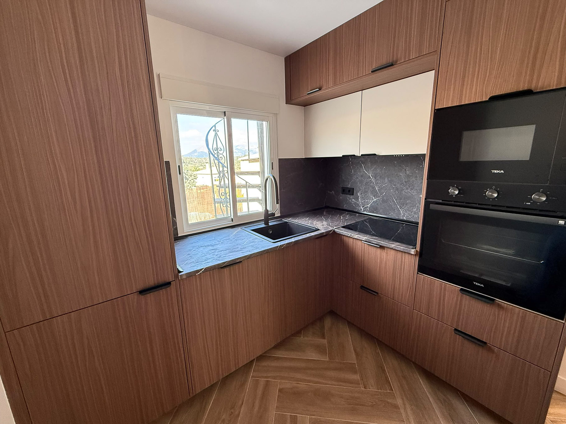 Moderno Adosado en La Nucia: Piscina, Vistas y Confort, Adosado reformado en La Nucia Park, Alicante. 4 dorm, 3 baños, jardín, solárium con vistas. Cerca de playas Albir/Benidorm. Piscina y tenis. Ideal como hogar o