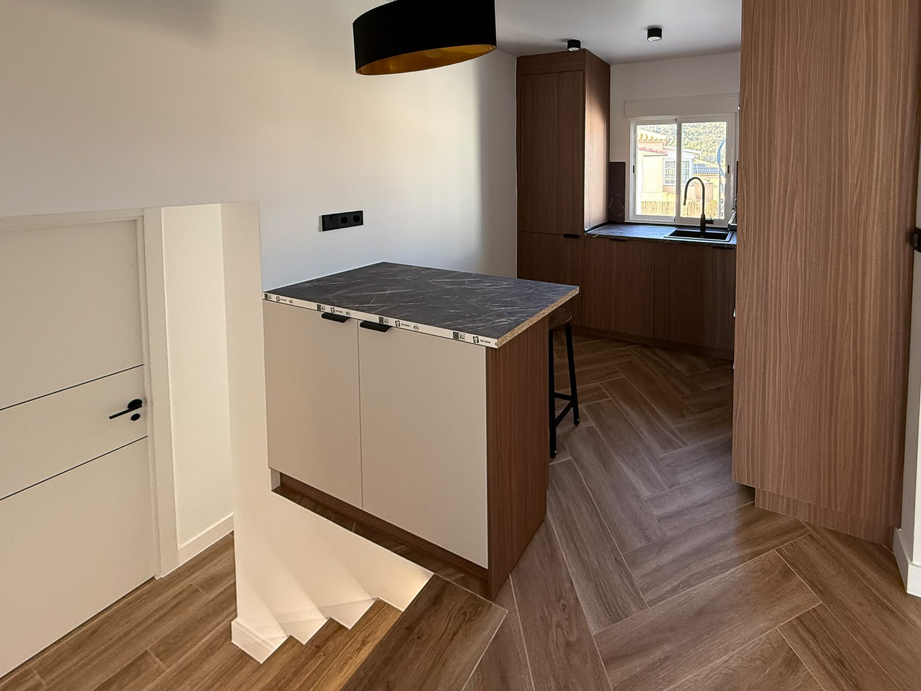Moderno Adosado en La Nucia: Piscina, Vistas y Confort, Adosado reformado en La Nucia Park, Alicante. 4 dorm, 3 baños, jardín, solárium con vistas. Cerca de playas Albir/Benidorm. Piscina y tenis. Ideal como hogar o