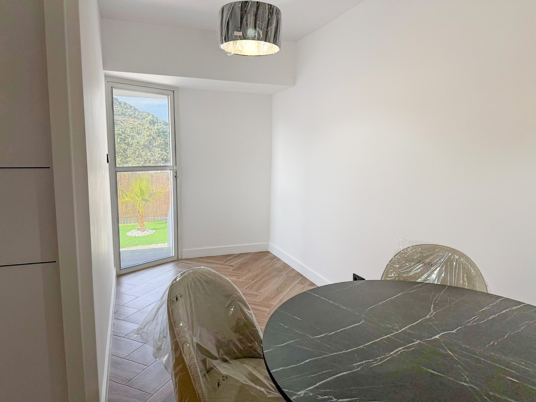 Moderno Adosado en La Nucia: Piscina, Vistas y Confort, Adosado reformado en La Nucia Park, Alicante. 4 dorm, 3 baños, jardín, solárium con vistas. Cerca de playas Albir/Benidorm. Piscina y tenis. Ideal como hogar o