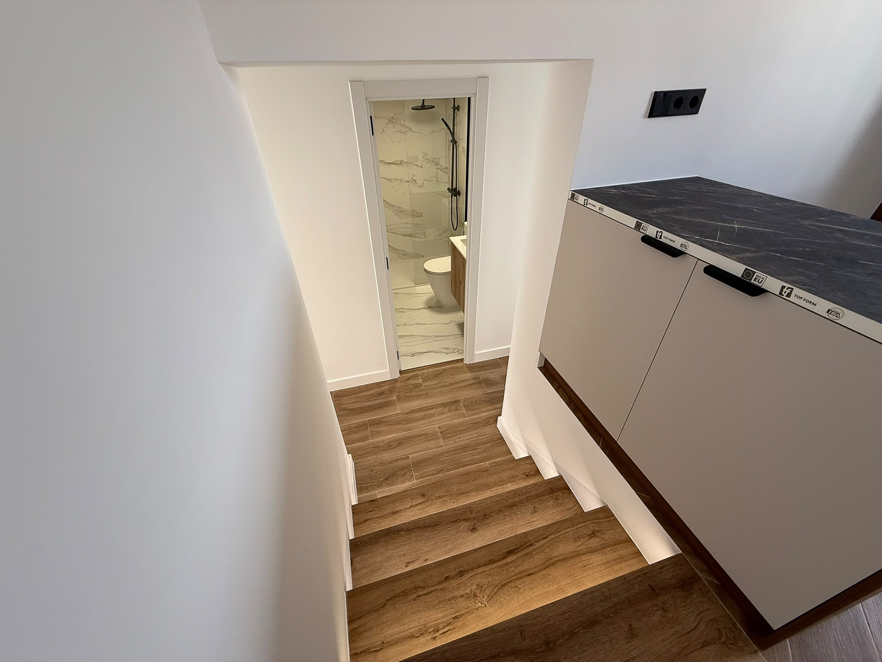 Moderno Adosado en La Nucia: Piscina, Vistas y Confort, Adosado reformado en La Nucia Park, Alicante. 4 dorm, 3 baños, jardín, solárium con vistas. Cerca de playas Albir/Benidorm. Piscina y tenis. Ideal como hogar o