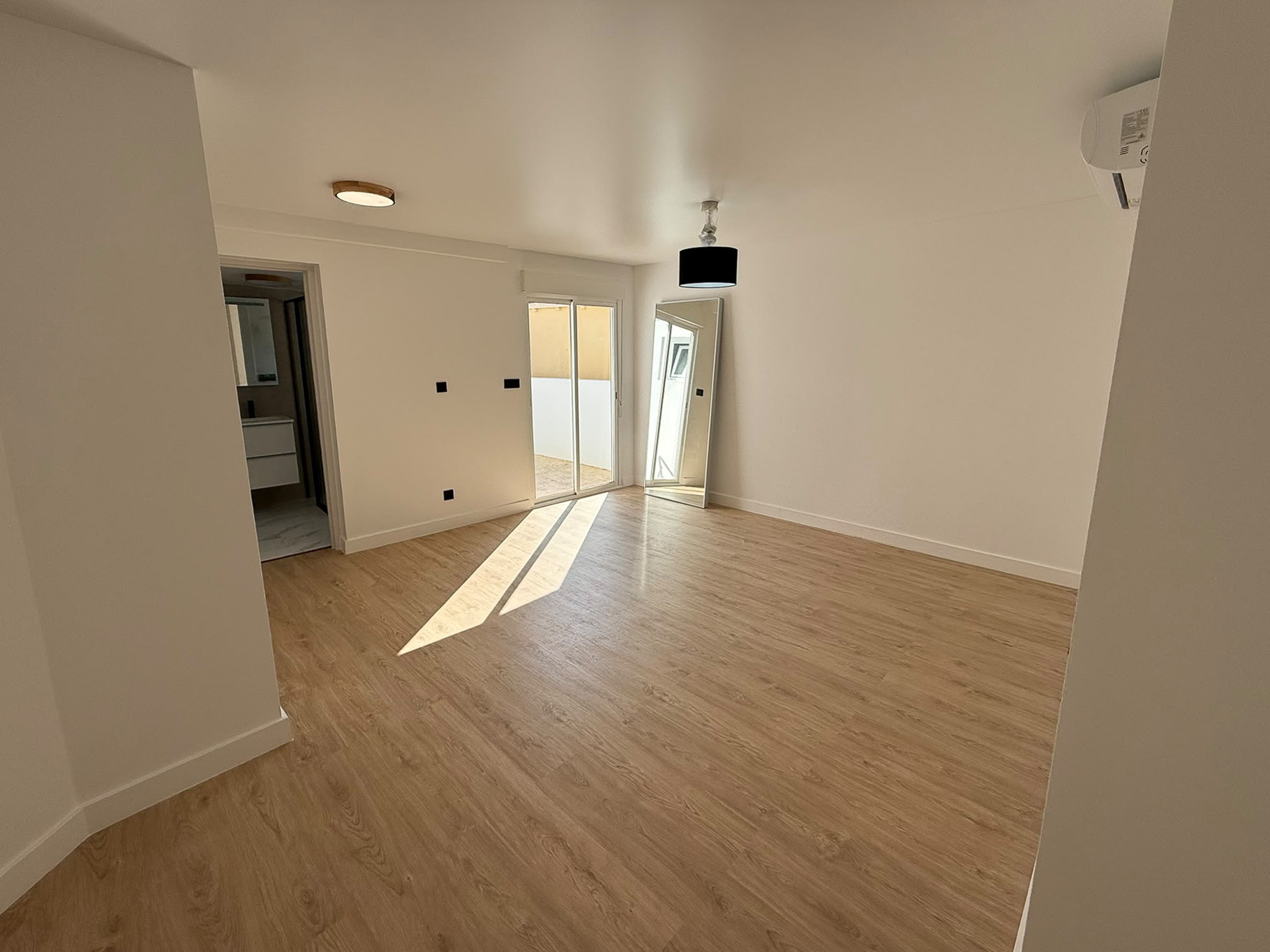 Moderno Adosado en La Nucia: Piscina, Vistas y Confort, Adosado reformado en La Nucia Park, Alicante. 4 dorm, 3 baños, jardín, solárium con vistas. Cerca de playas Albir/Benidorm. Piscina y tenis. Ideal como hogar o