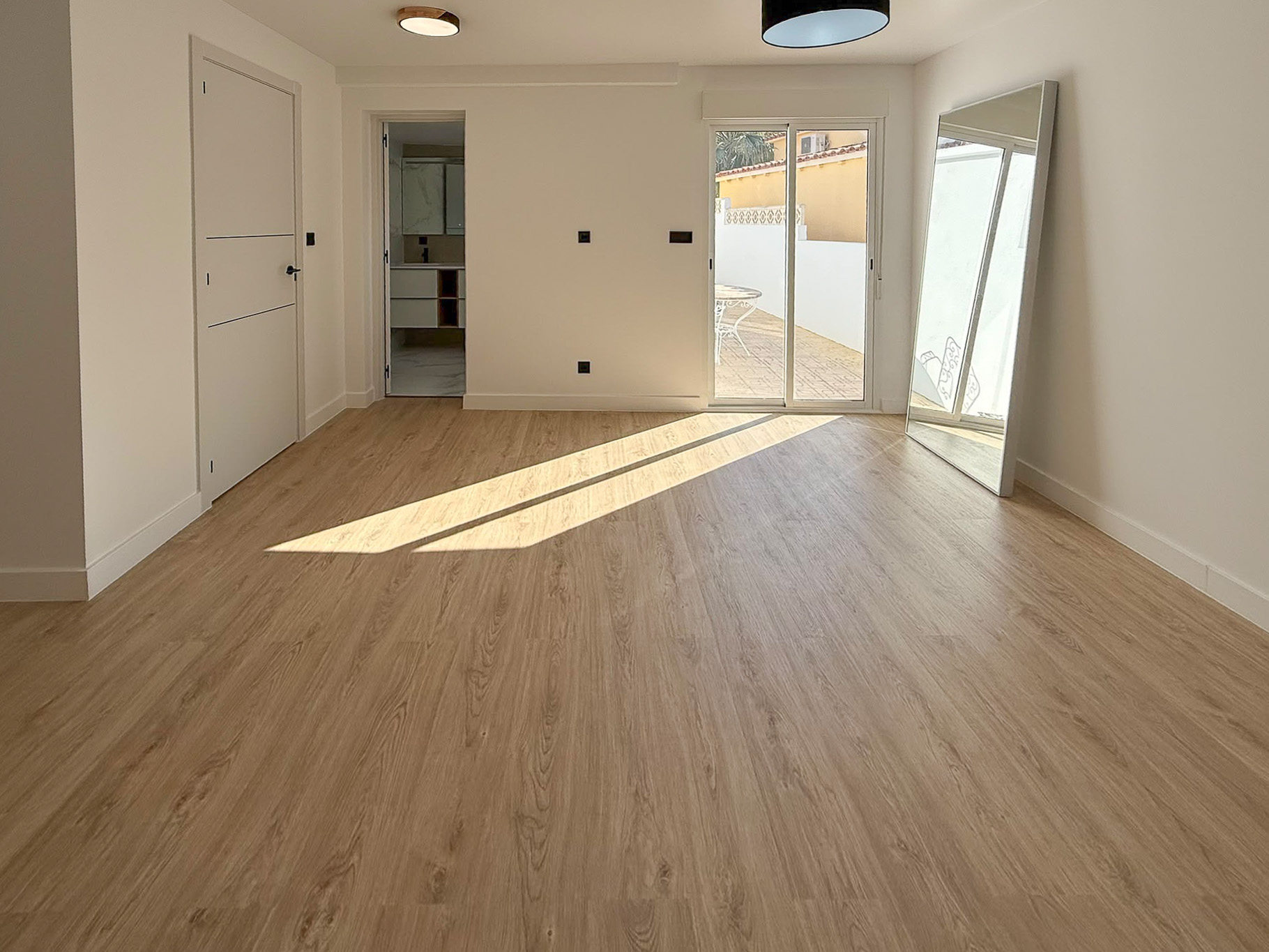Moderno Adosado en La Nucia: Piscina, Vistas y Confort, Adosado reformado en La Nucia Park, Alicante. 4 dorm, 3 baños, jardín, solárium con vistas. Cerca de playas Albir/Benidorm. Piscina y tenis. Ideal como hogar o
