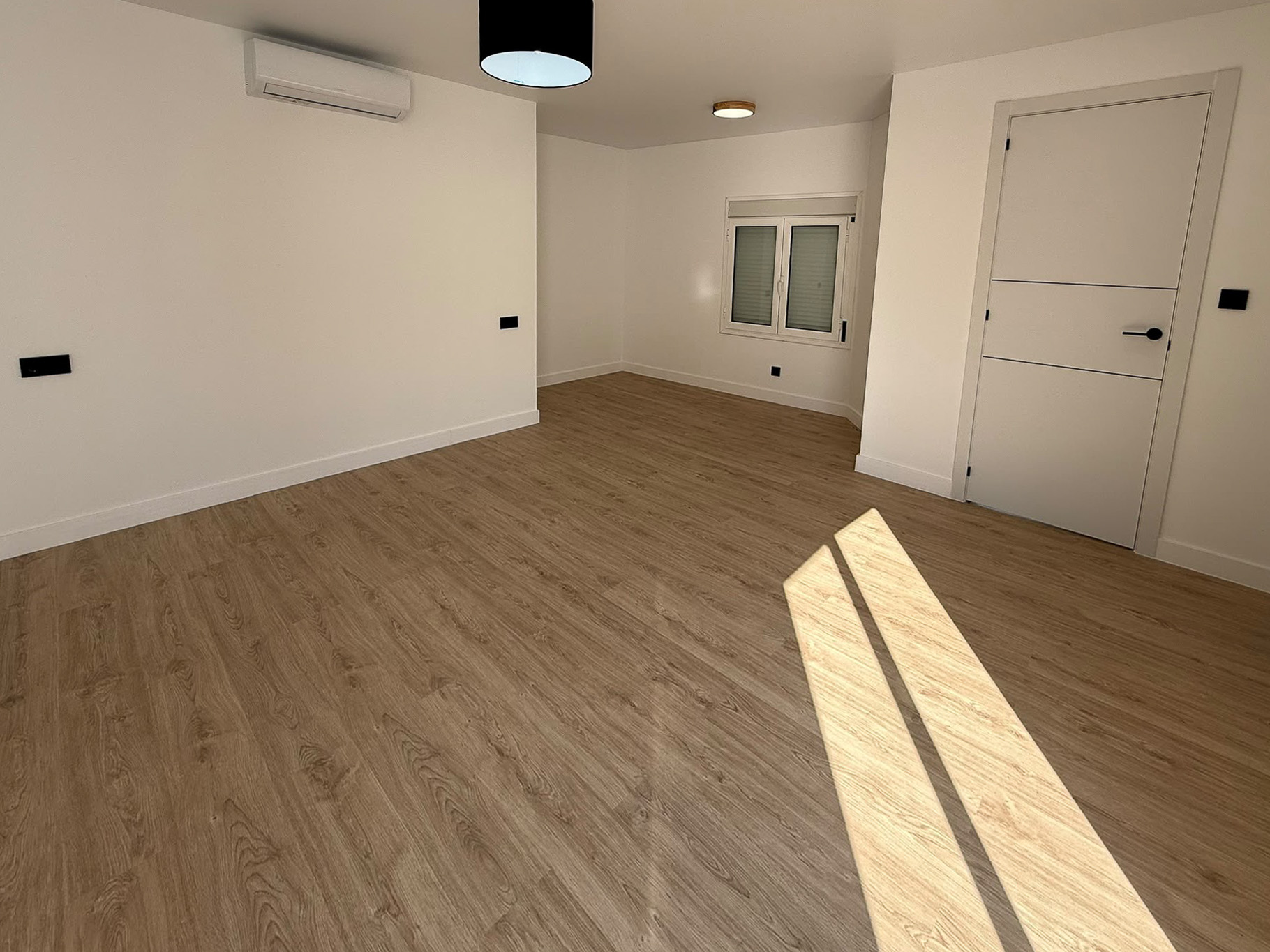 Moderno Adosado en La Nucia: Piscina, Vistas y Confort, Adosado reformado en La Nucia Park, Alicante. 4 dorm, 3 baños, jardín, solárium con vistas. Cerca de playas Albir/Benidorm. Piscina y tenis. Ideal como hogar o
