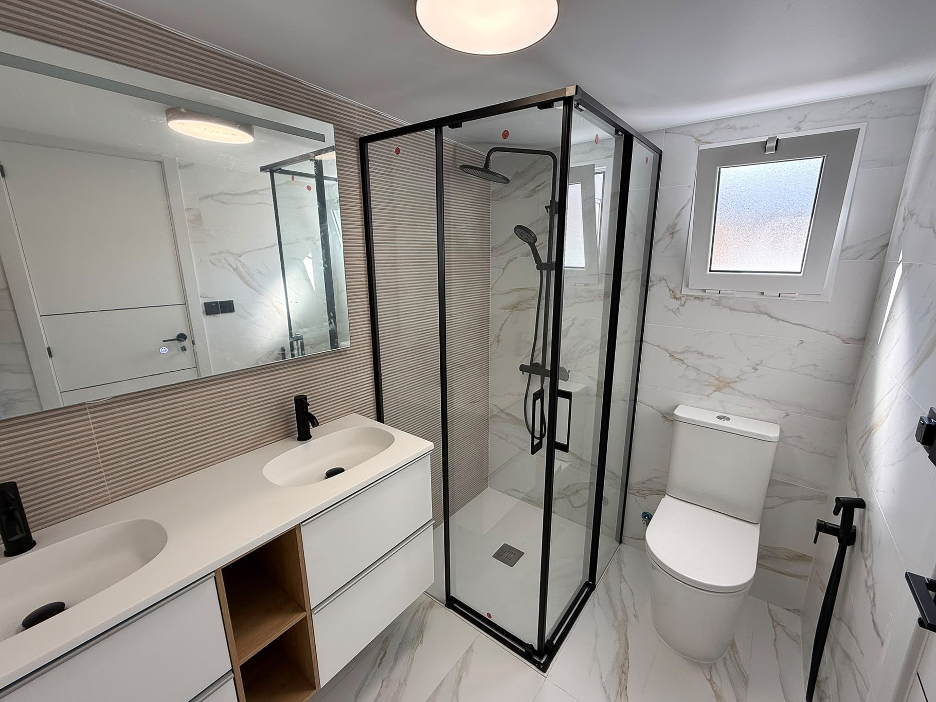 Moderno Adosado en La Nucia: Piscina, Vistas y Confort, Adosado reformado en La Nucia Park, Alicante. 4 dorm, 3 baños, jardín, solárium con vistas. Cerca de playas Albir/Benidorm. Piscina y tenis. Ideal como hogar o