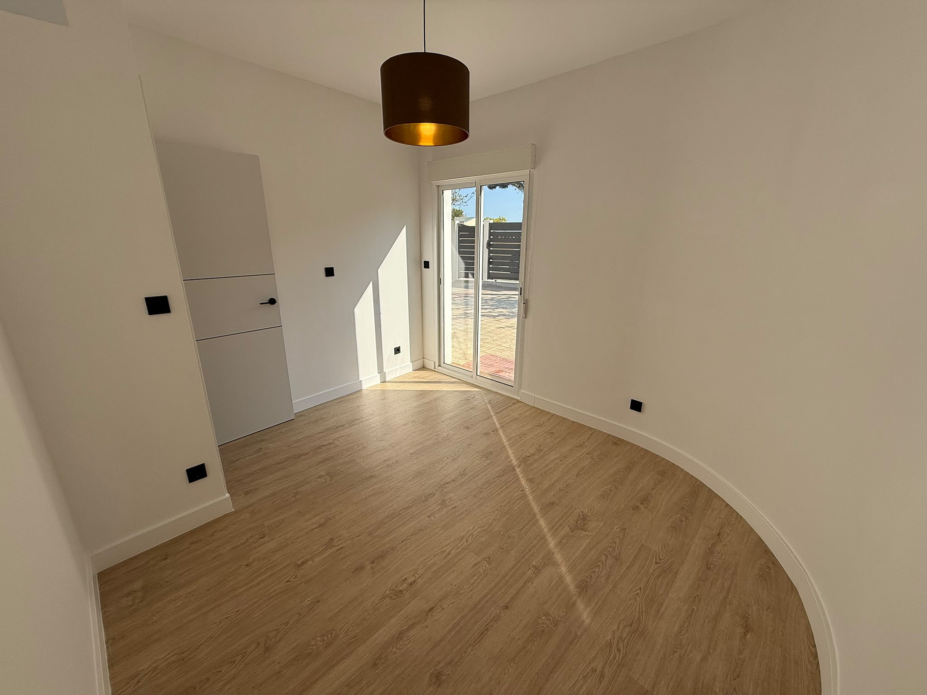 Moderno Adosado en La Nucia: Piscina, Vistas y Confort, Adosado reformado en La Nucia Park, Alicante. 4 dorm, 3 baños, jardín, solárium con vistas. Cerca de playas Albir/Benidorm. Piscina y tenis. Ideal como hogar o
