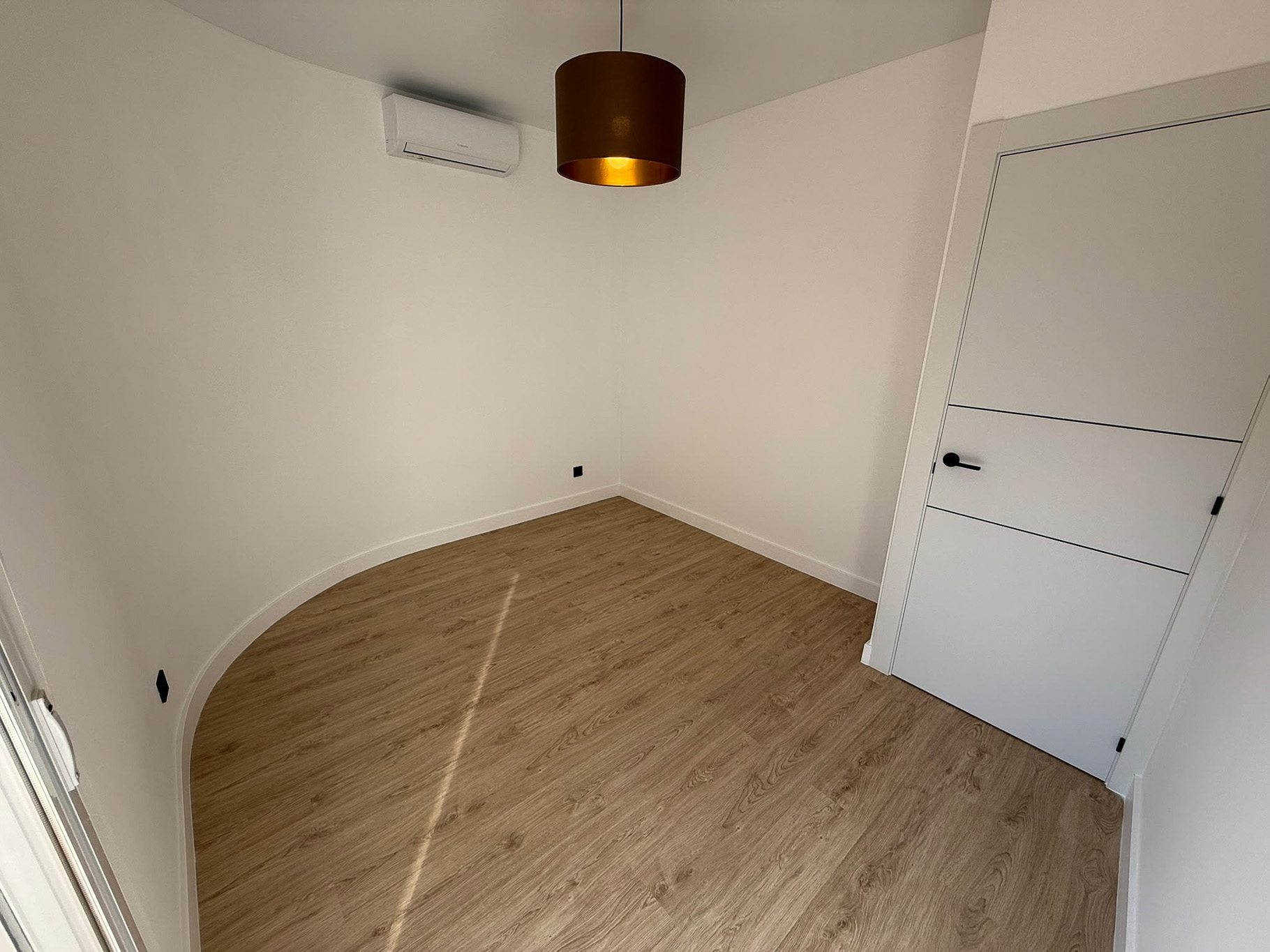 Moderno Adosado en La Nucia: Piscina, Vistas y Confort, Adosado reformado en La Nucia Park, Alicante. 4 dorm, 3 baños, jardín, solárium con vistas. Cerca de playas Albir/Benidorm. Piscina y tenis. Ideal como hogar o