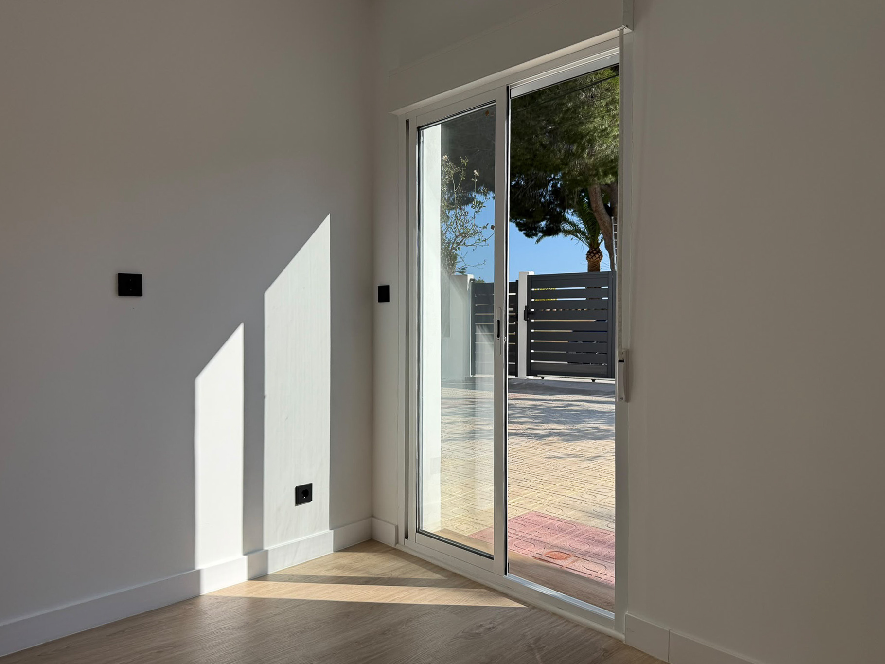 Moderno Adosado en La Nucia: Piscina, Vistas y Confort, Adosado reformado en La Nucia Park, Alicante. 4 dorm, 3 baños, jardín, solárium con vistas. Cerca de playas Albir/Benidorm. Piscina y tenis. Ideal como hogar o