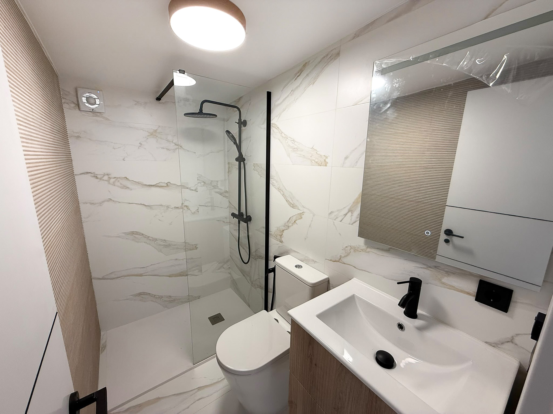 Moderno Adosado en La Nucia: Piscina, Vistas y Confort, Adosado reformado en La Nucia Park, Alicante. 4 dorm, 3 baños, jardín, solárium con vistas. Cerca de playas Albir/Benidorm. Piscina y tenis. Ideal como hogar o
