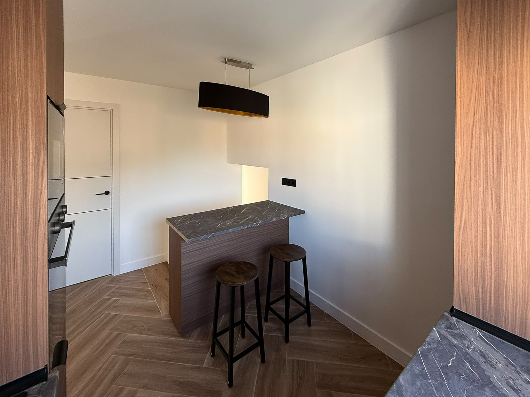 Moderno Adosado en La Nucia: Piscina, Vistas y Confort, Adosado reformado en La Nucia Park, Alicante. 4 dorm, 3 baños, jardín, solárium con vistas. Cerca de playas Albir/Benidorm. Piscina y tenis. Ideal como hogar o