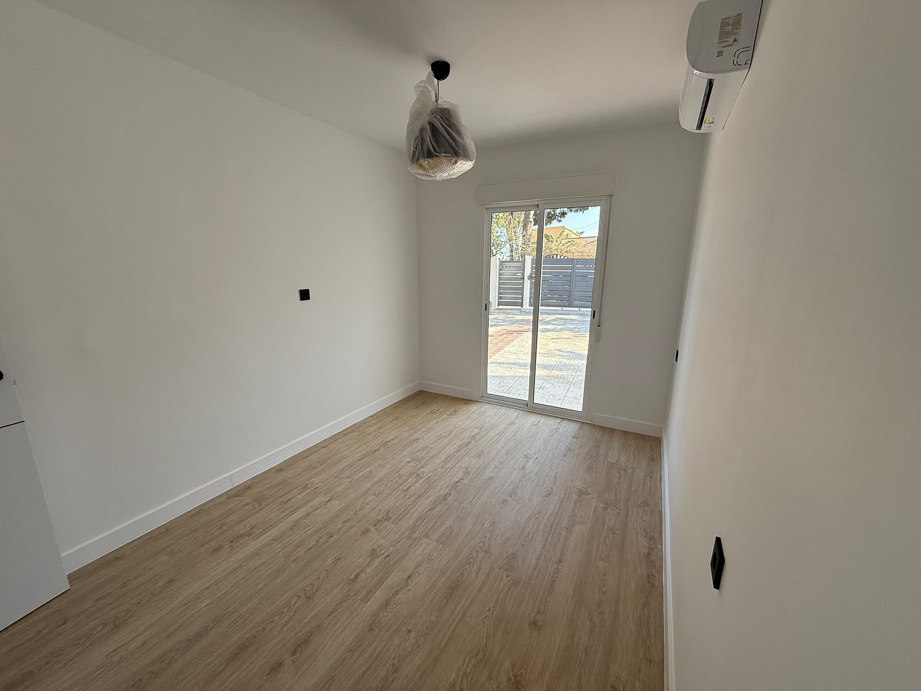 Moderno Adosado en La Nucia: Piscina, Vistas y Confort, Adosado reformado en La Nucia Park, Alicante. 4 dorm, 3 baños, jardín, solárium con vistas. Cerca de playas Albir/Benidorm. Piscina y tenis. Ideal como hogar o