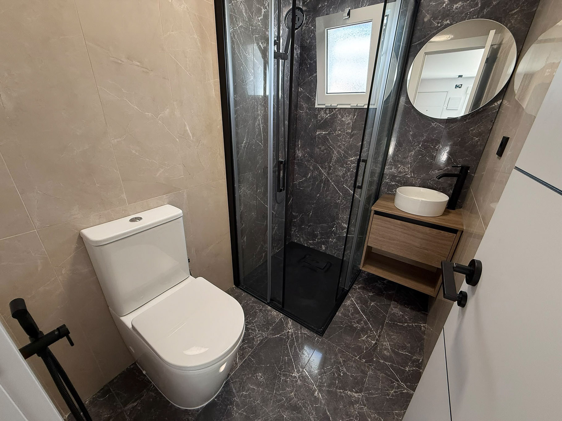 Moderno Adosado en La Nucia: Piscina, Vistas y Confort, Adosado reformado en La Nucia Park, Alicante. 4 dorm, 3 baños, jardín, solárium con vistas. Cerca de playas Albir/Benidorm. Piscina y tenis. Ideal como hogar o