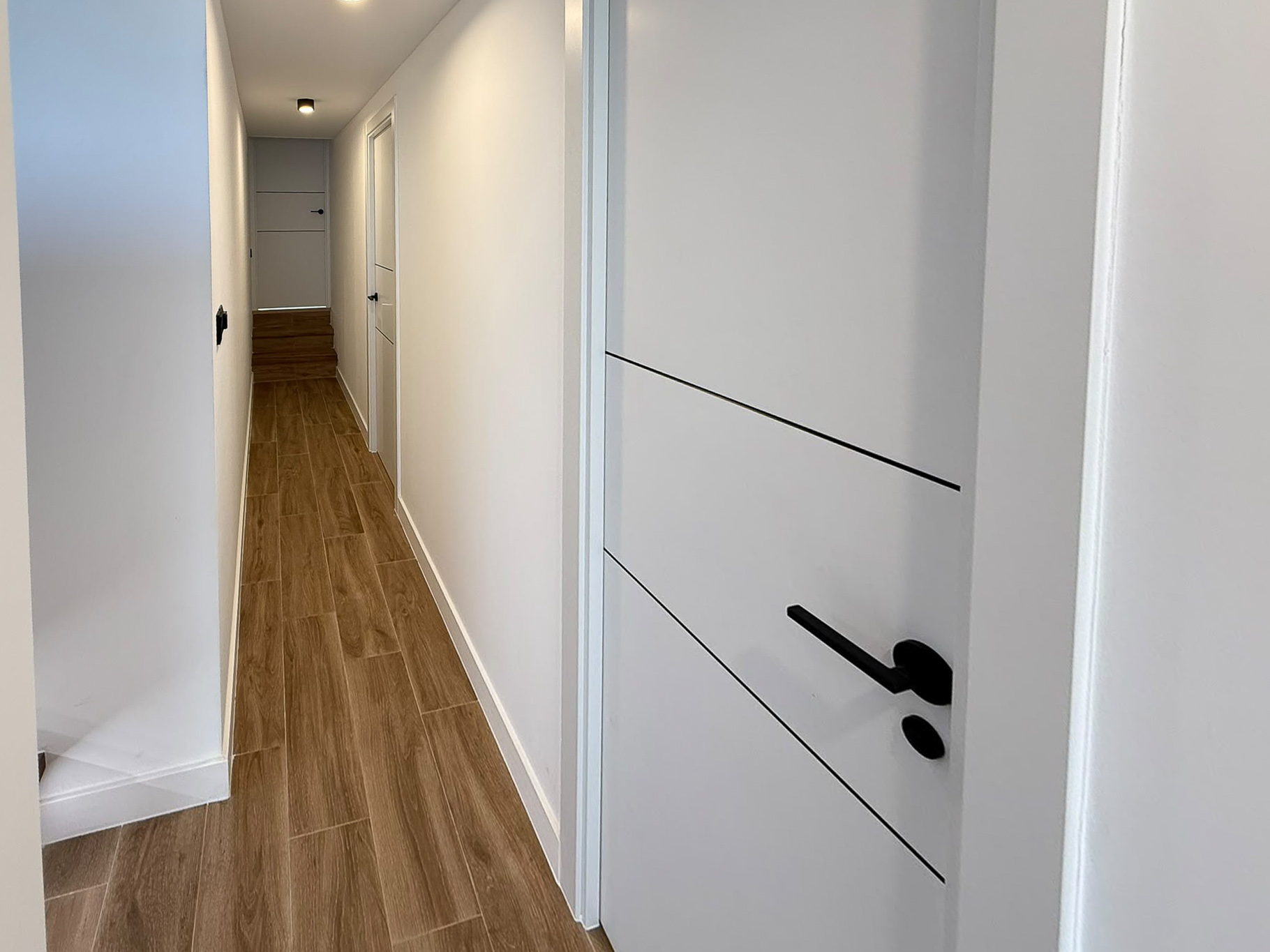 Moderno Adosado en La Nucia: Piscina, Vistas y Confort, Adosado reformado en La Nucia Park, Alicante. 4 dorm, 3 baños, jardín, solárium con vistas. Cerca de playas Albir/Benidorm. Piscina y tenis. Ideal como hogar o