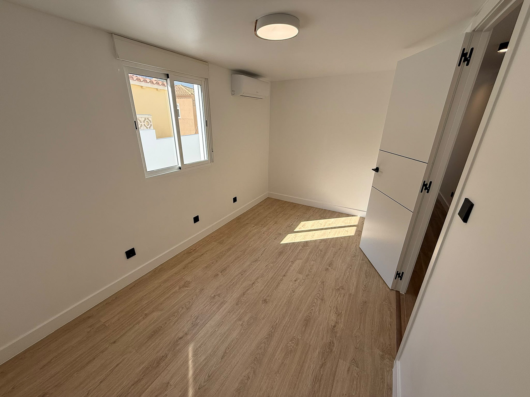 Moderno Adosado en La Nucia: Piscina, Vistas y Confort, Adosado reformado en La Nucia Park, Alicante. 4 dorm, 3 baños, jardín, solárium con vistas. Cerca de playas Albir/Benidorm. Piscina y tenis. Ideal como hogar o