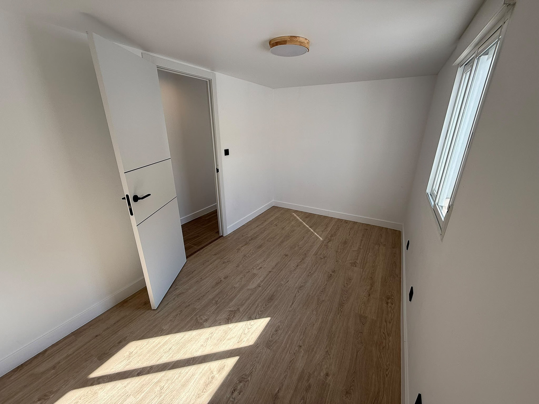 Moderno Adosado en La Nucia: Piscina, Vistas y Confort, Adosado reformado en La Nucia Park, Alicante. 4 dorm, 3 baños, jardín, solárium con vistas. Cerca de playas Albir/Benidorm. Piscina y tenis. Ideal como hogar o