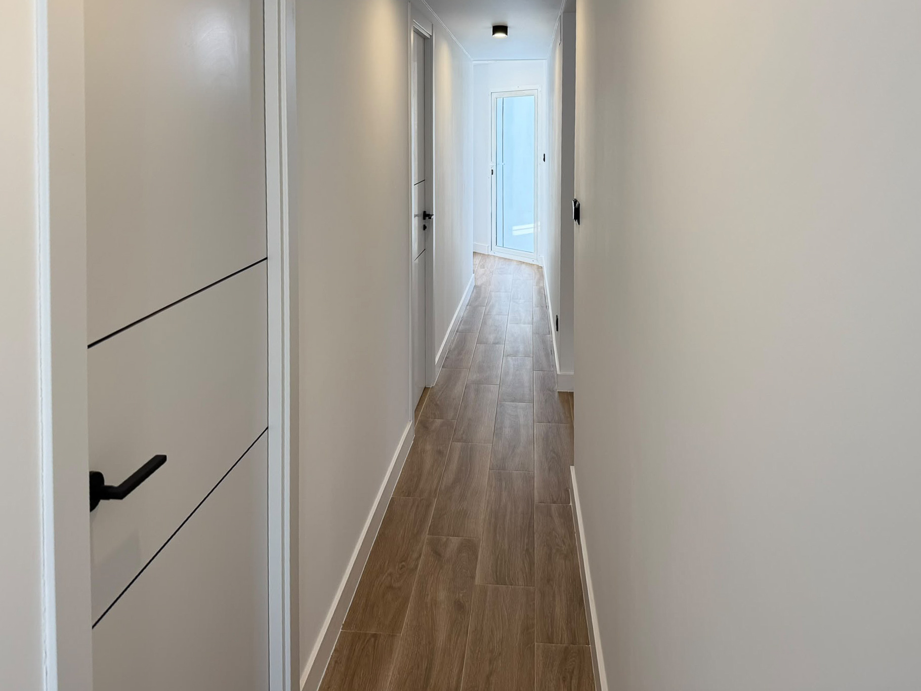 Moderno Adosado en La Nucia: Piscina, Vistas y Confort, Adosado reformado en La Nucia Park, Alicante. 4 dorm, 3 baños, jardín, solárium con vistas. Cerca de playas Albir/Benidorm. Piscina y tenis. Ideal como hogar o