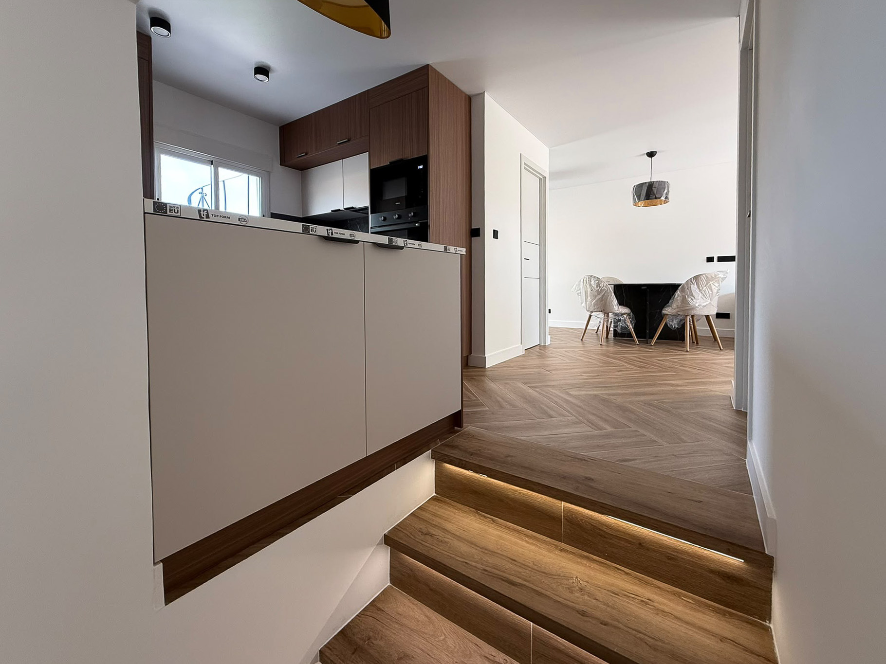 Moderno Adosado en La Nucia: Piscina, Vistas y Confort, Adosado reformado en La Nucia Park, Alicante. 4 dorm, 3 baños, jardín, solárium con vistas. Cerca de playas Albir/Benidorm. Piscina y tenis. Ideal como hogar o
