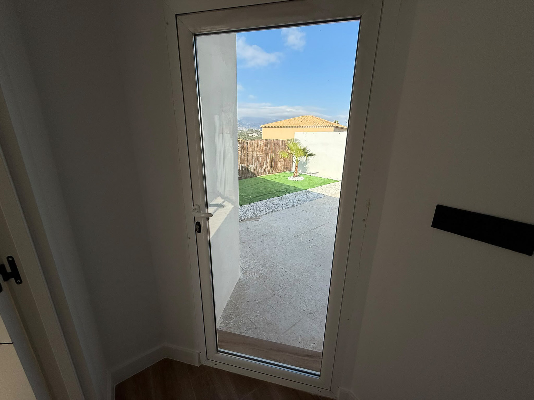 Moderno Adosado en La Nucia: Piscina, Vistas y Confort, Adosado reformado en La Nucia Park, Alicante. 4 dorm, 3 baños, jardín, solárium con vistas. Cerca de playas Albir/Benidorm. Piscina y tenis. Ideal como hogar o
