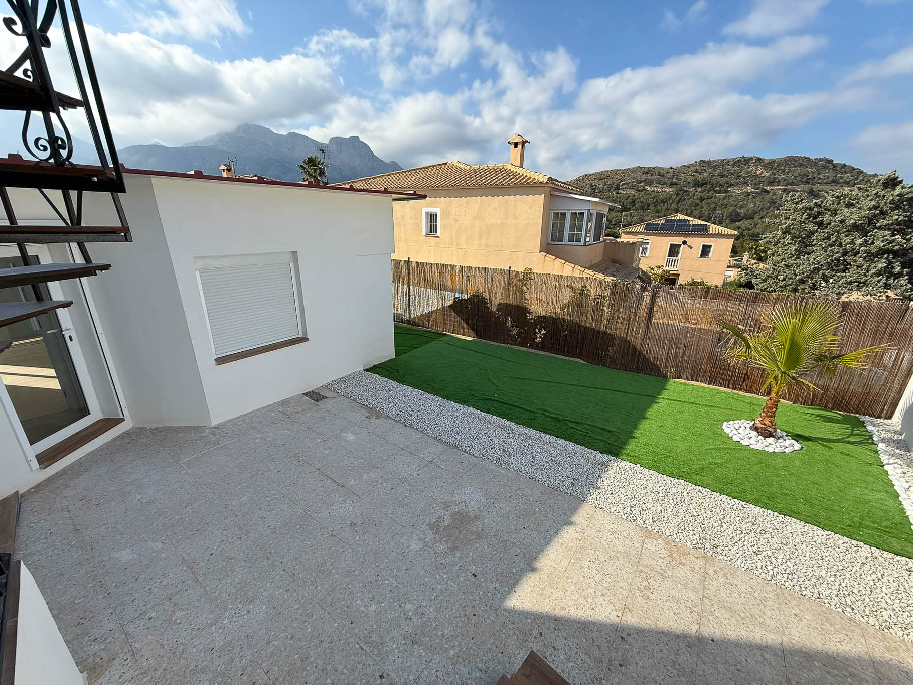 Moderno Adosado en La Nucia: Piscina, Vistas y Confort, Adosado reformado en La Nucia Park, Alicante. 4 dorm, 3 baños, jardín, solárium con vistas. Cerca de playas Albir/Benidorm. Piscina y tenis. Ideal como hogar o