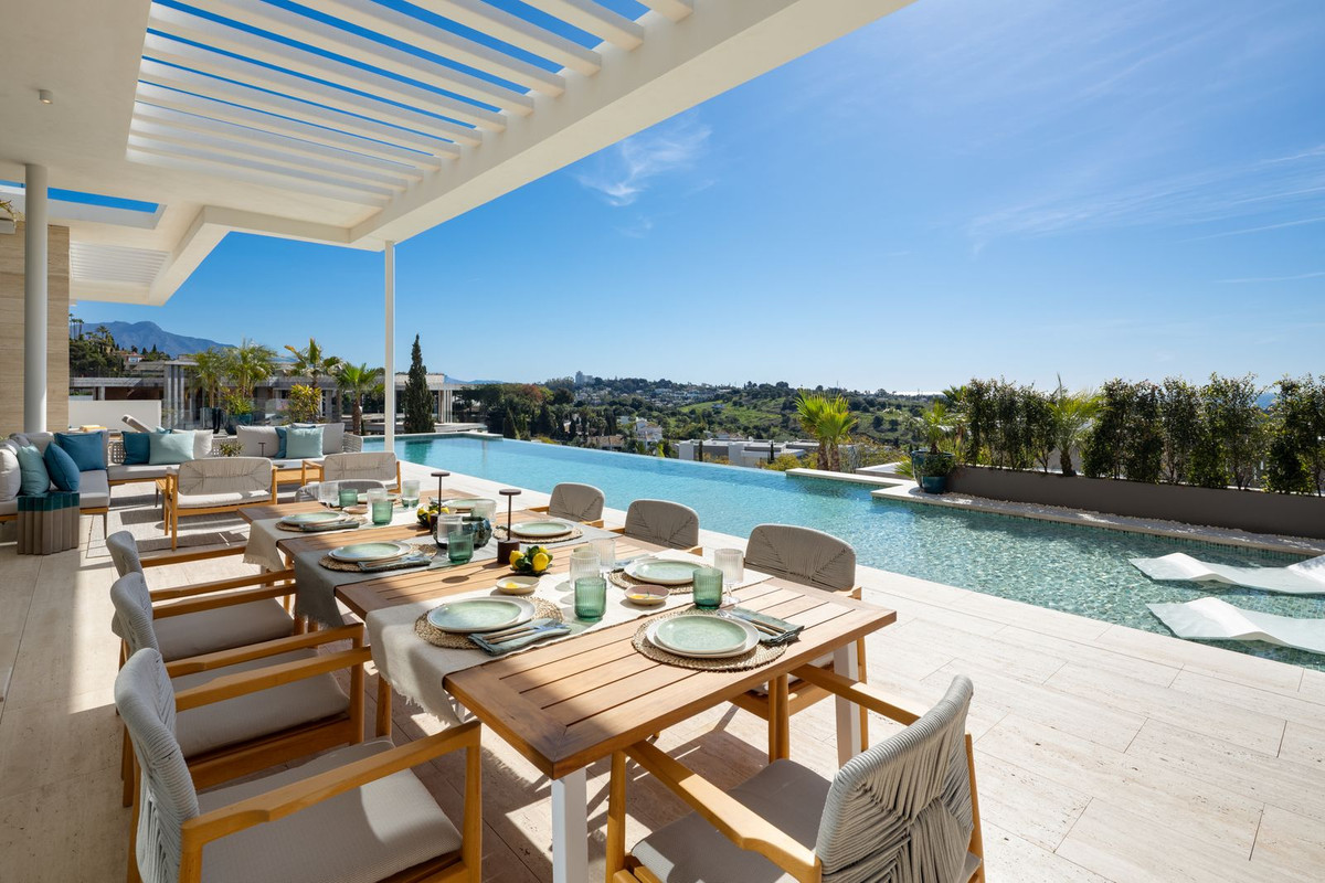 Villa de Lujo Exclusiva con Vistas Panorámicas en Benahavís, Villa de lujo en Los Flamingos, Benahavís, Málaga. Vistas panorámicas, piscina infinita, 6 hab, spa y gimnasio. Un hogar de ensueño en la exclusiva Costa del So