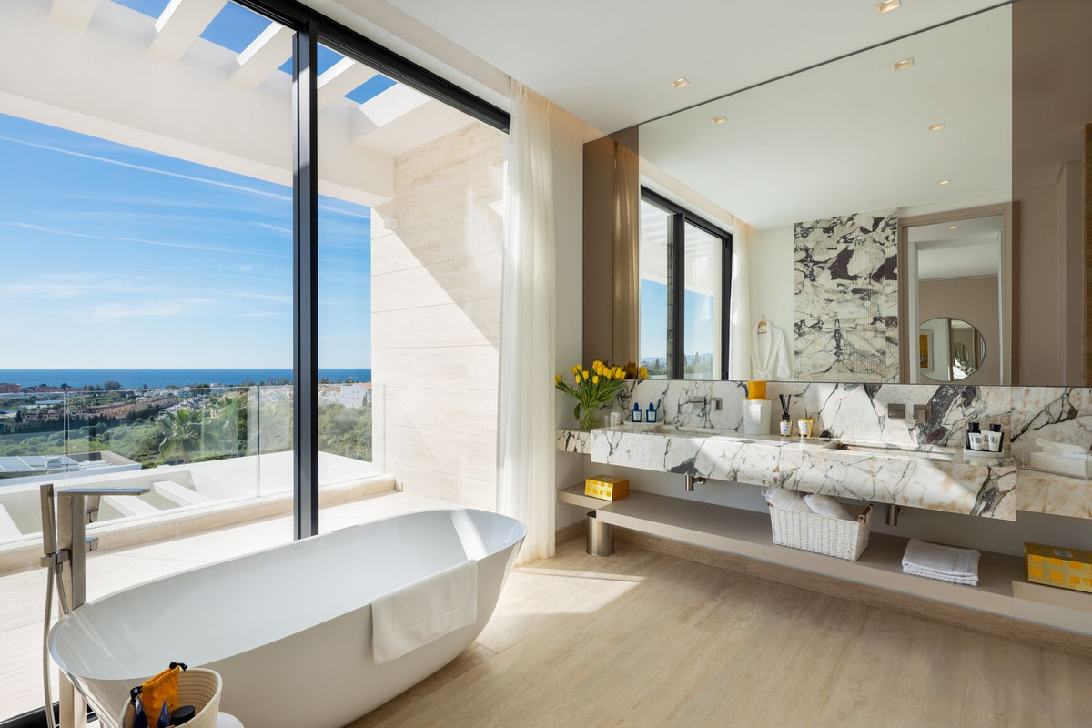 Villa de Lujo Exclusiva con Vistas Panorámicas en Benahavís, Villa de lujo en Los Flamingos, Benahavís, Málaga. Vistas panorámicas, piscina infinita, 6 hab, spa y gimnasio. Un hogar de ensueño en la exclusiva Costa del So