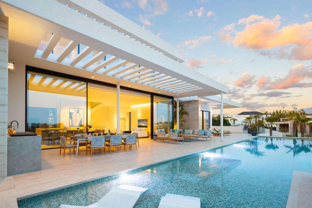 Villa de Lujo Exclusiva con Vistas Panorámicas en Benahavís, Villa de lujo en Los Flamingos, Benahavís, Málaga. Vistas panorámicas, piscina infinita, 6 hab, spa y gimnasio. Un hogar de ensueño en la exclusiva Costa del So