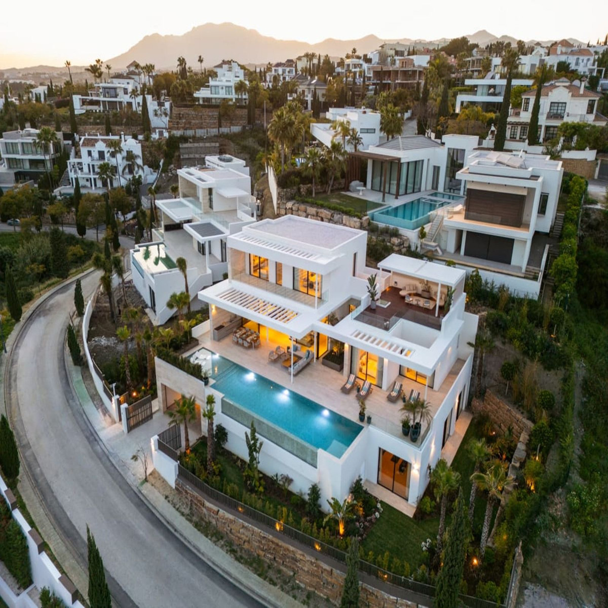 Villa de Lujo Exclusiva con Vistas Panorámicas en Benahavís, Villa de lujo en Los Flamingos, Benahavís, Málaga. Vistas panorámicas, piscina infinita, 6 hab, spa y gimnasio. Un hogar de ensueño en la exclusiva Costa del So